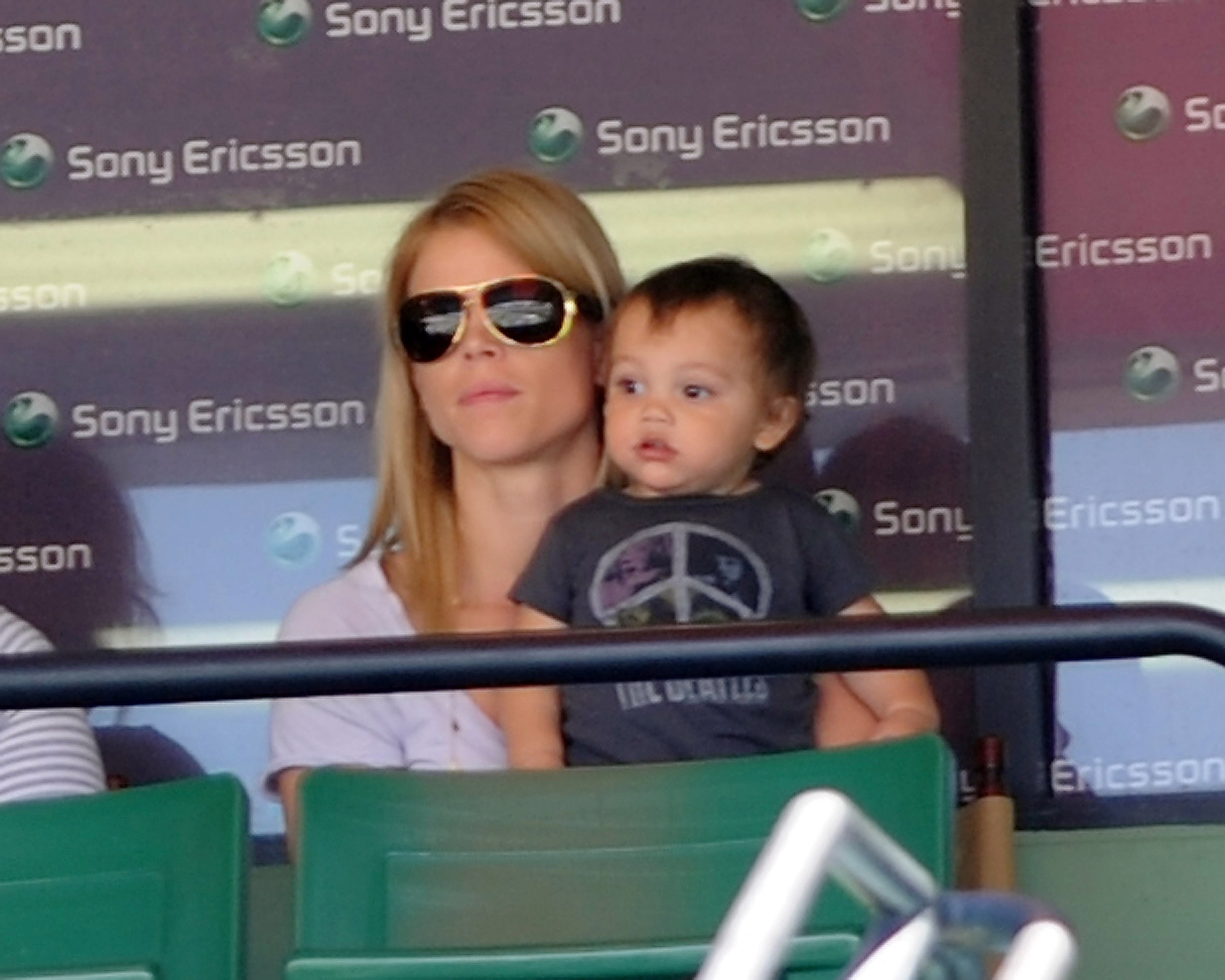 Elin Nordegren et son fils Charlie au Sony Ericsson Open le 2 avril 2010 à Key Biscayne, Floride | Source : Getty Images