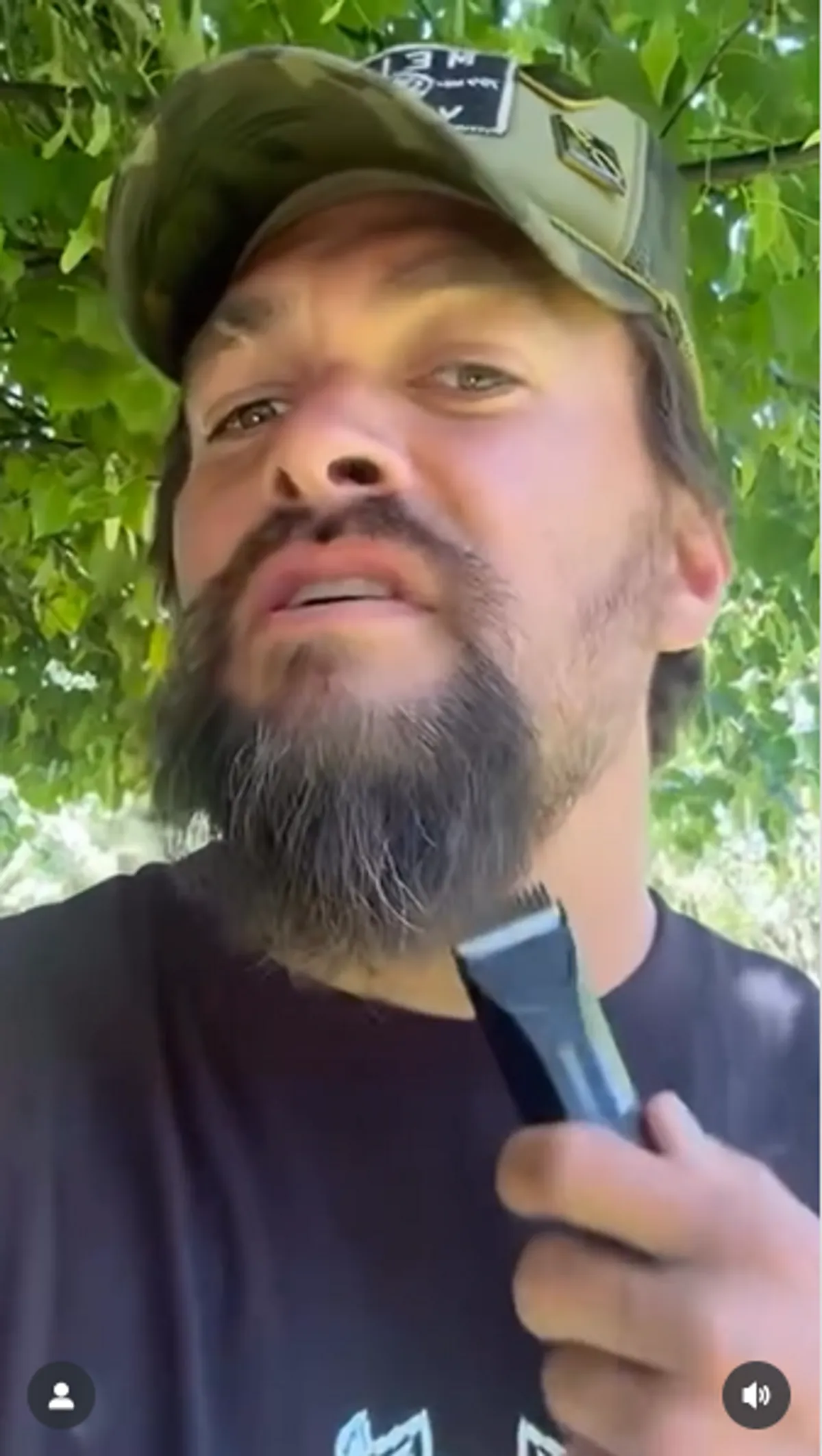 Jason Momoa se rasant sa barbe signature, extrait d'un post daté du 30 juillet 2025 | Source : Instagram/prideofgypsies