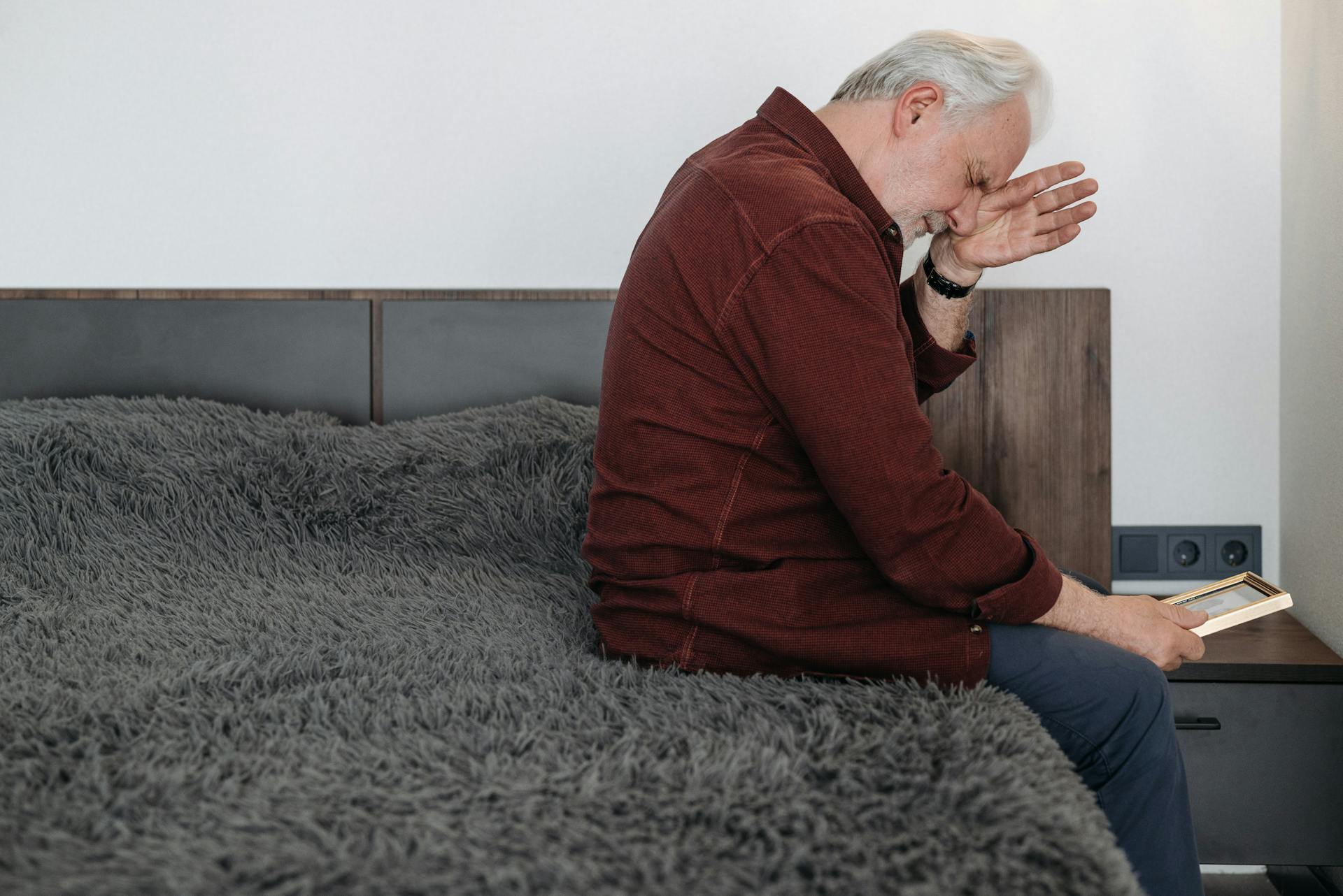 Un homme triste qui essuie ses larmes | Source : Pexels