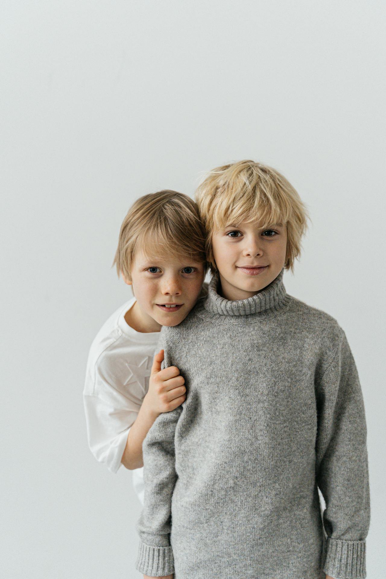Deux garçons souriants | Source : Pexels