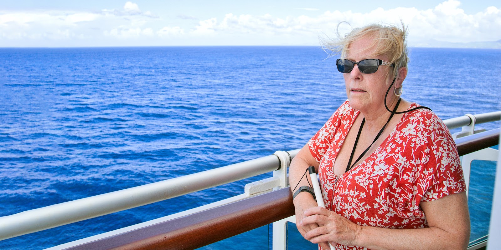 Une femme sur un bateau | Source : Shutterstock