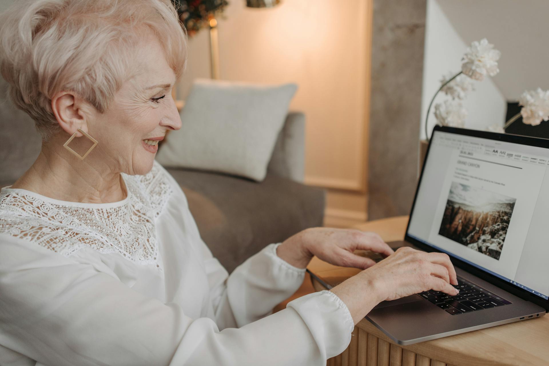 Une femme âgée utilisant un ordinateur portable | Source : Pexels