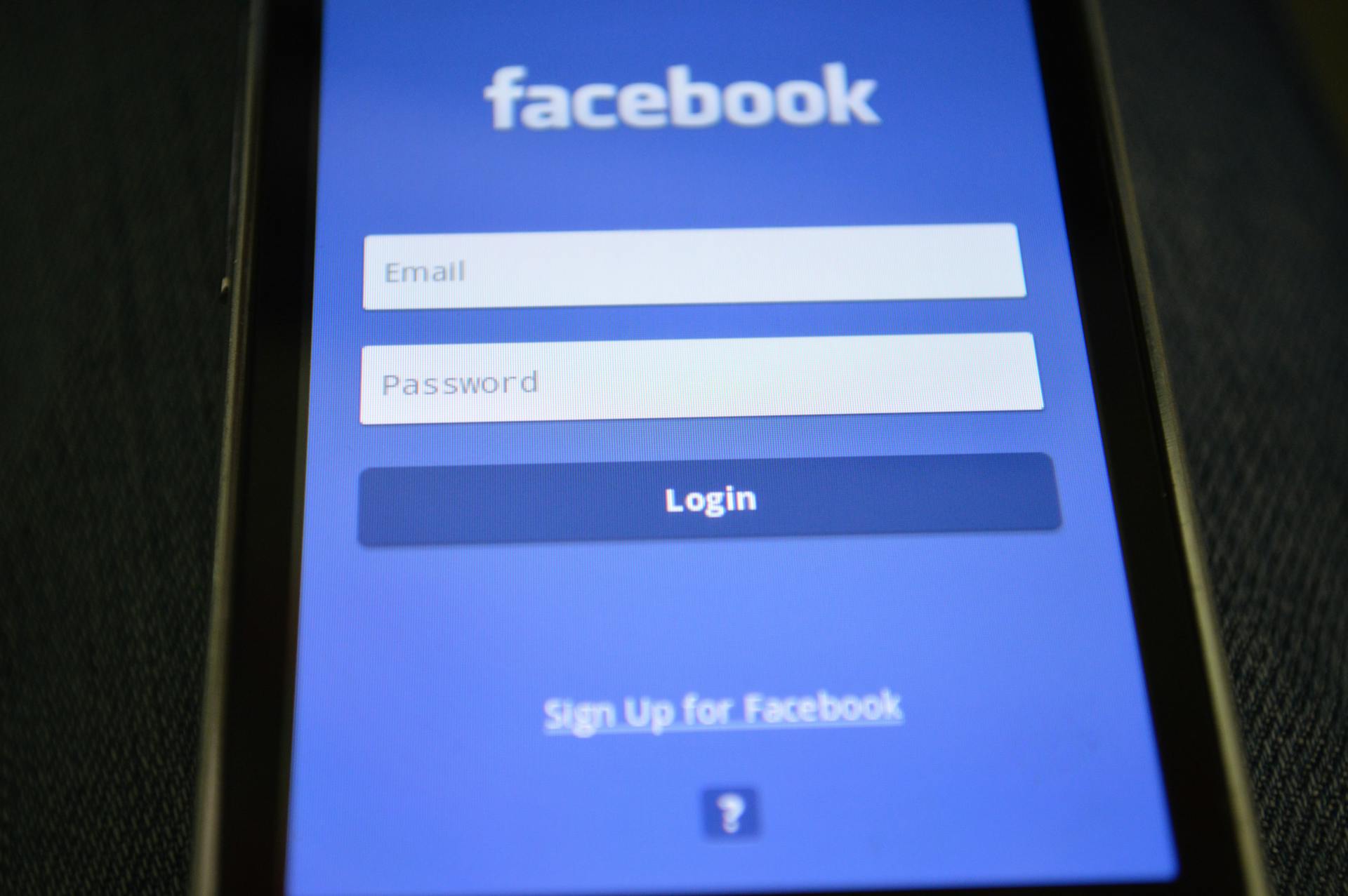 L'écran de connexion de Facebook sur un téléphone | Source : Pexels