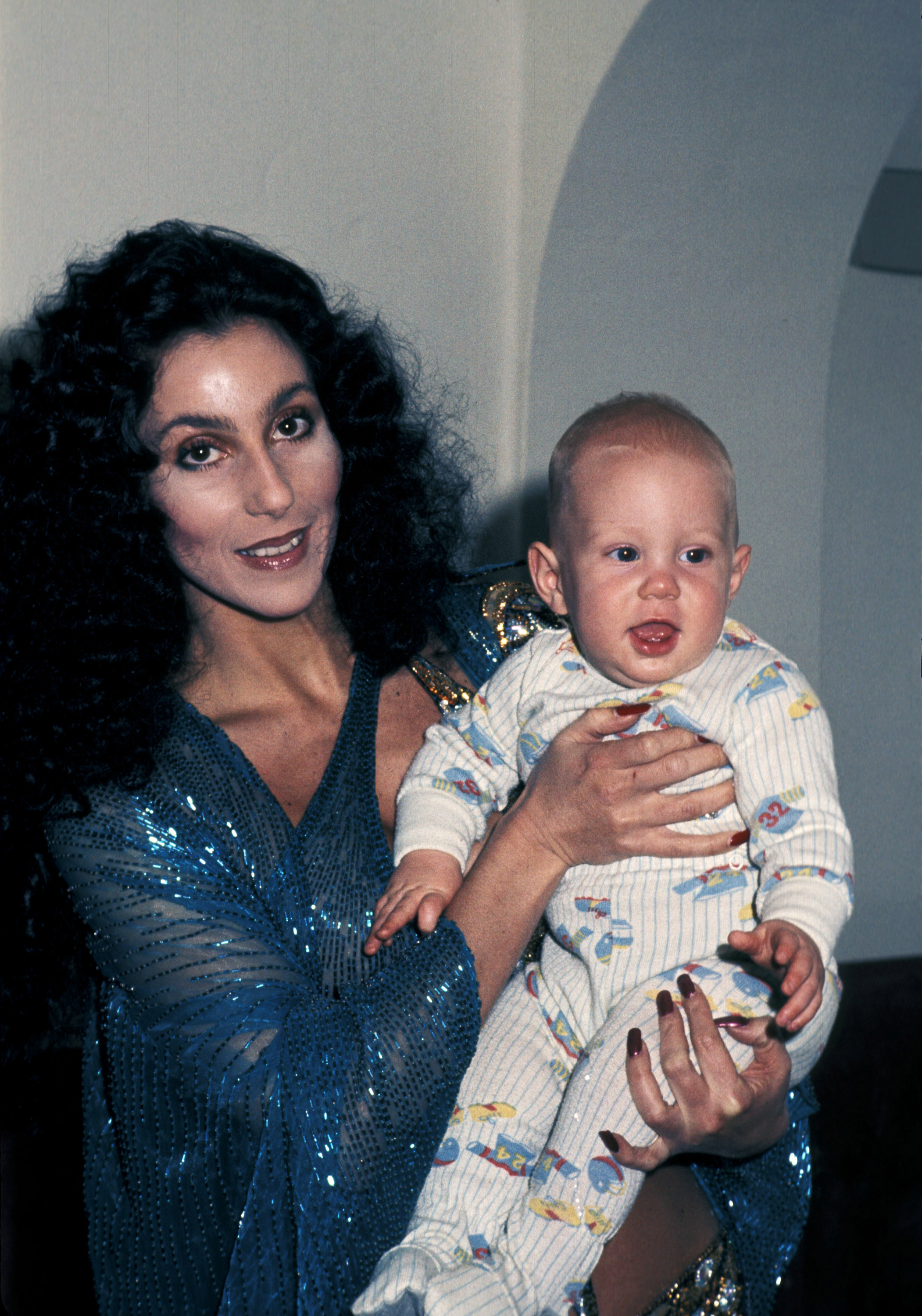 Cher et Elijah Blue Allman lors du Filmex '77 au Century Plaza à Los Angeles, Californie, le 9 mars 1977. | Source : Getty Images