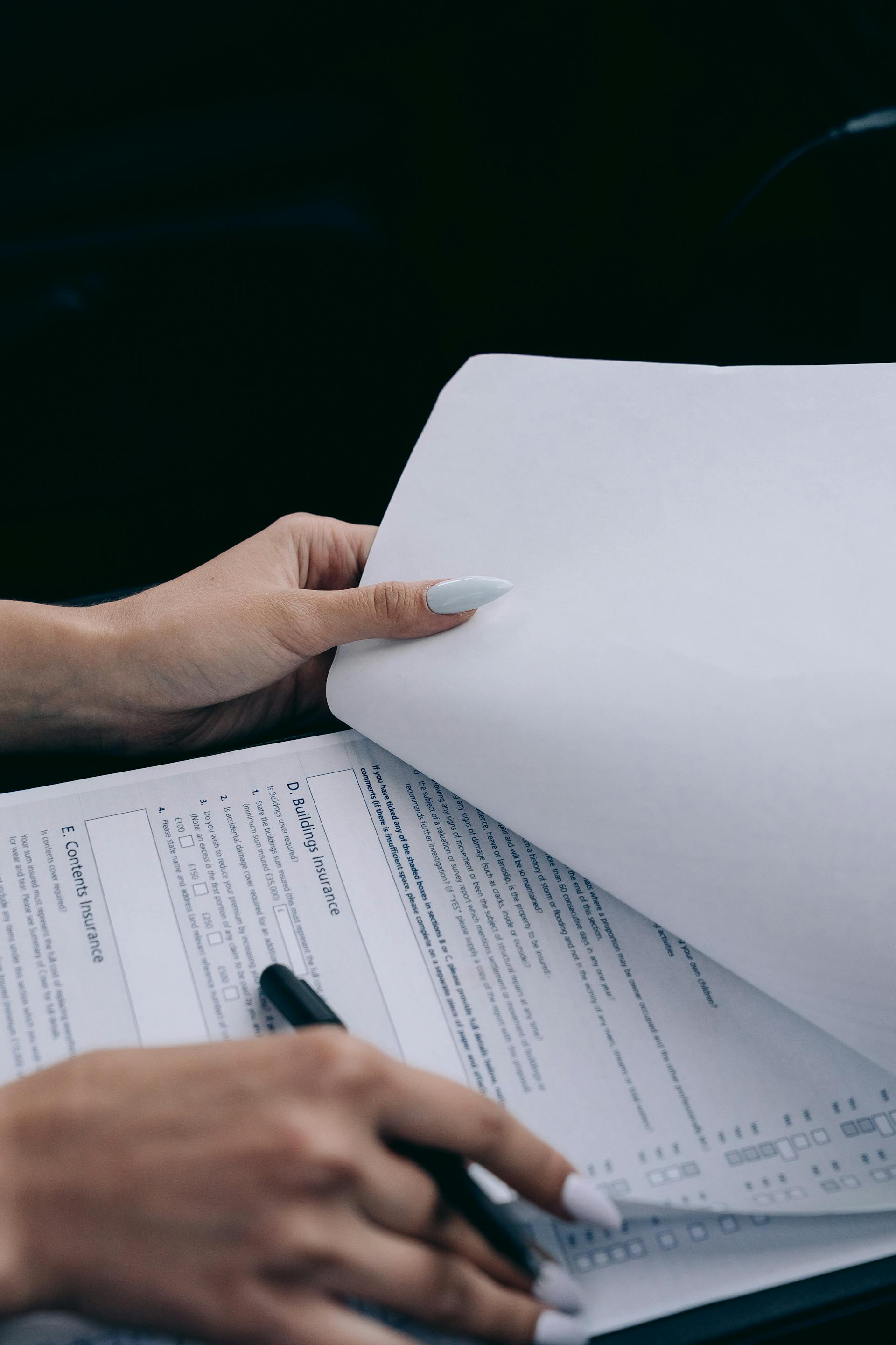 Une femme tenant un document | Source : Pexels