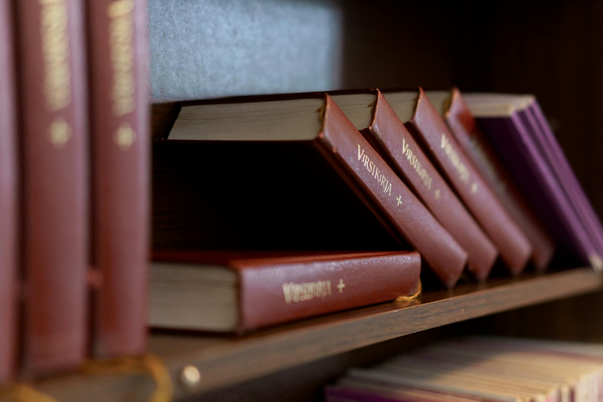Une collection de livres sur une étagère | Source : Pexels