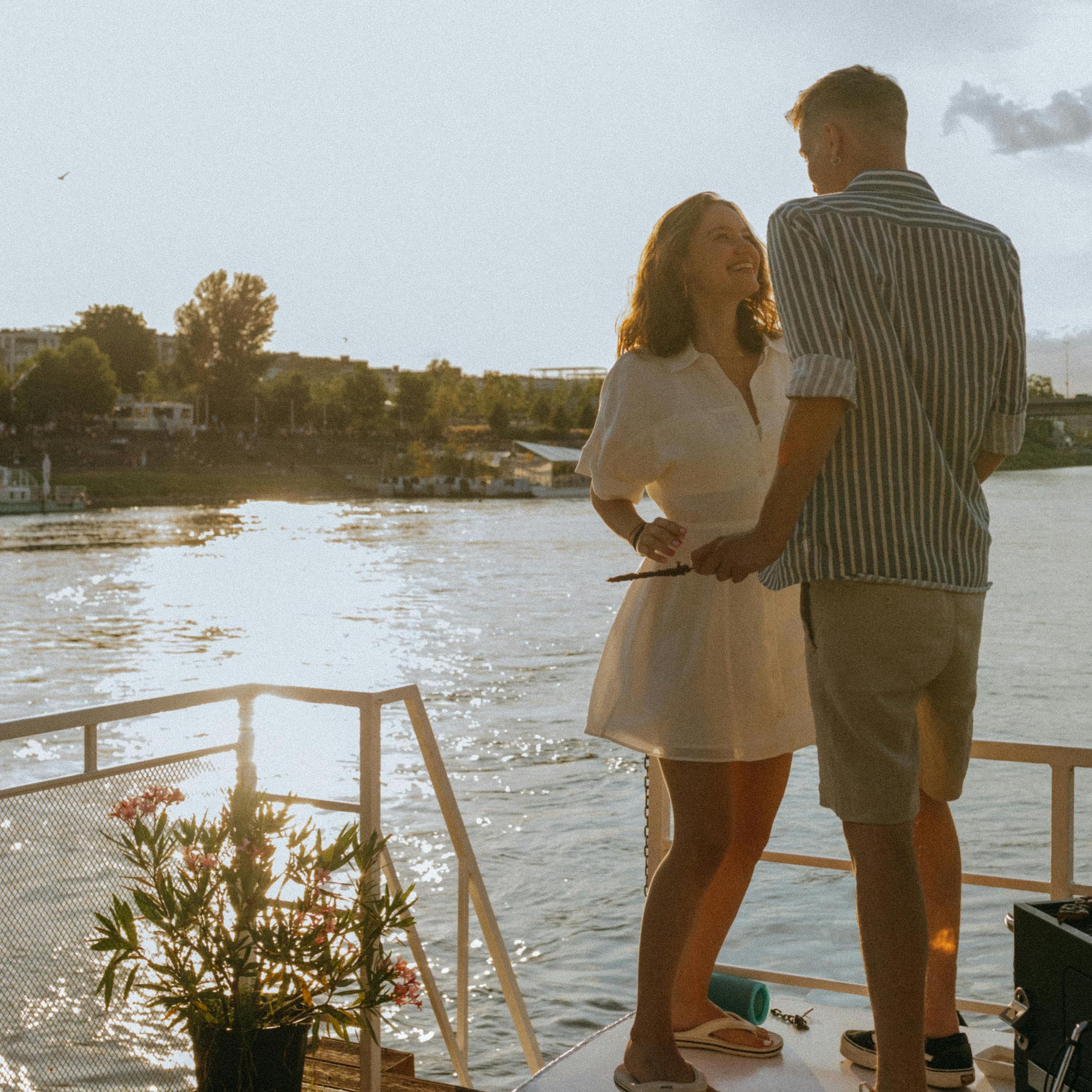 Une femme souriante, parlant à un homme sur le pont d'un bateau | Source : Pexels