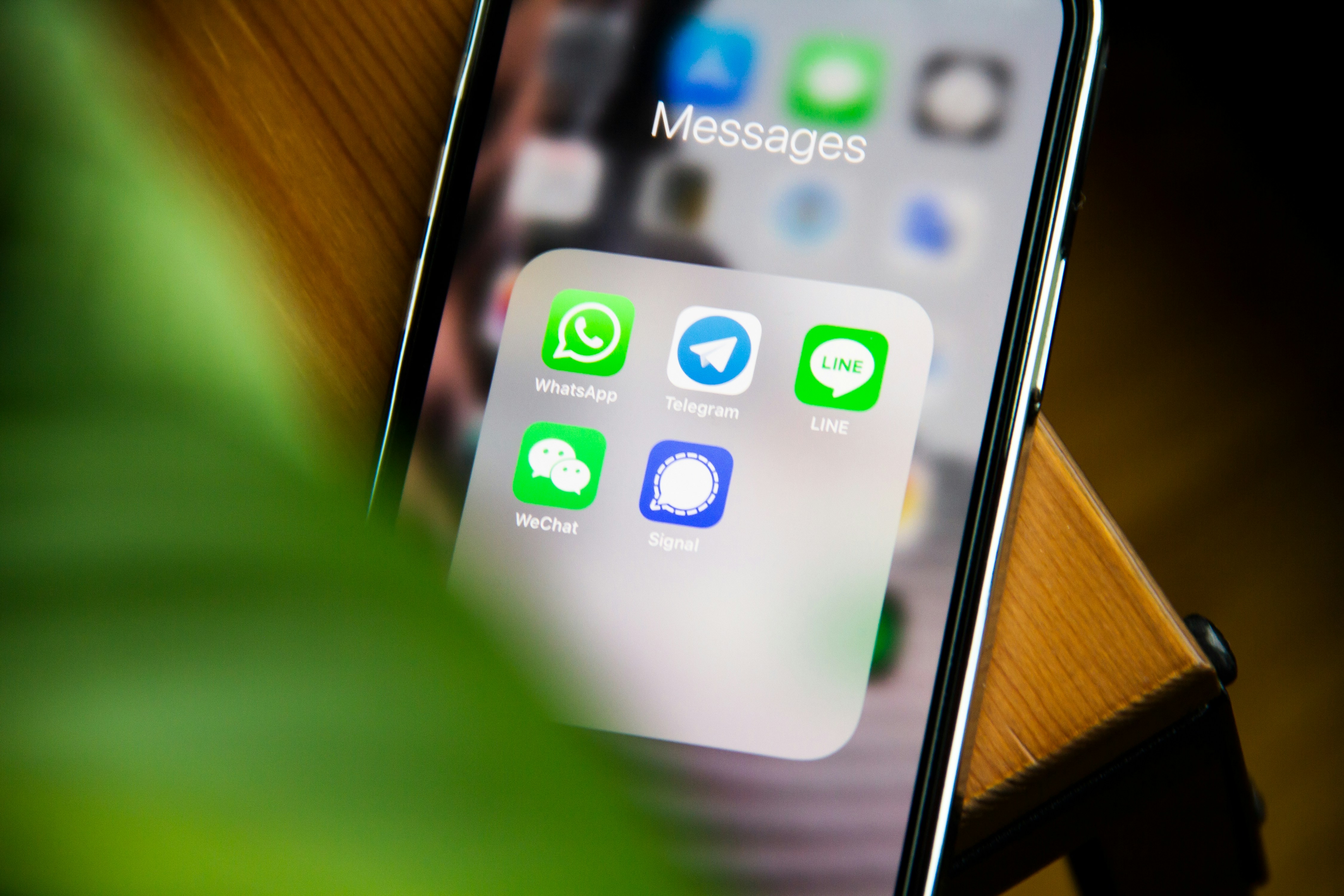 Un téléphone portable sur une table | Source : Unsplash
