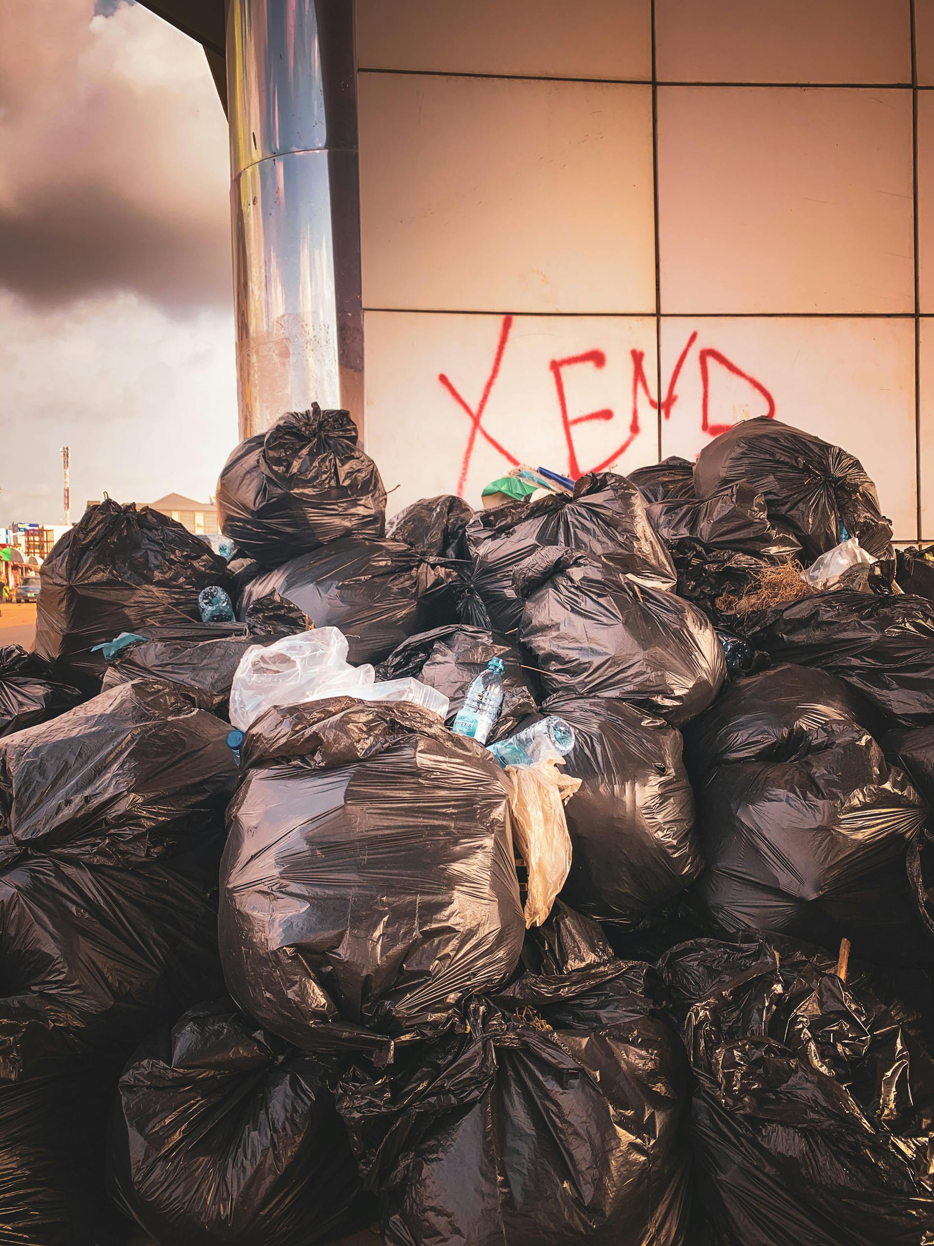 Une pile de sacs poubelles noirs | Source : Pexels