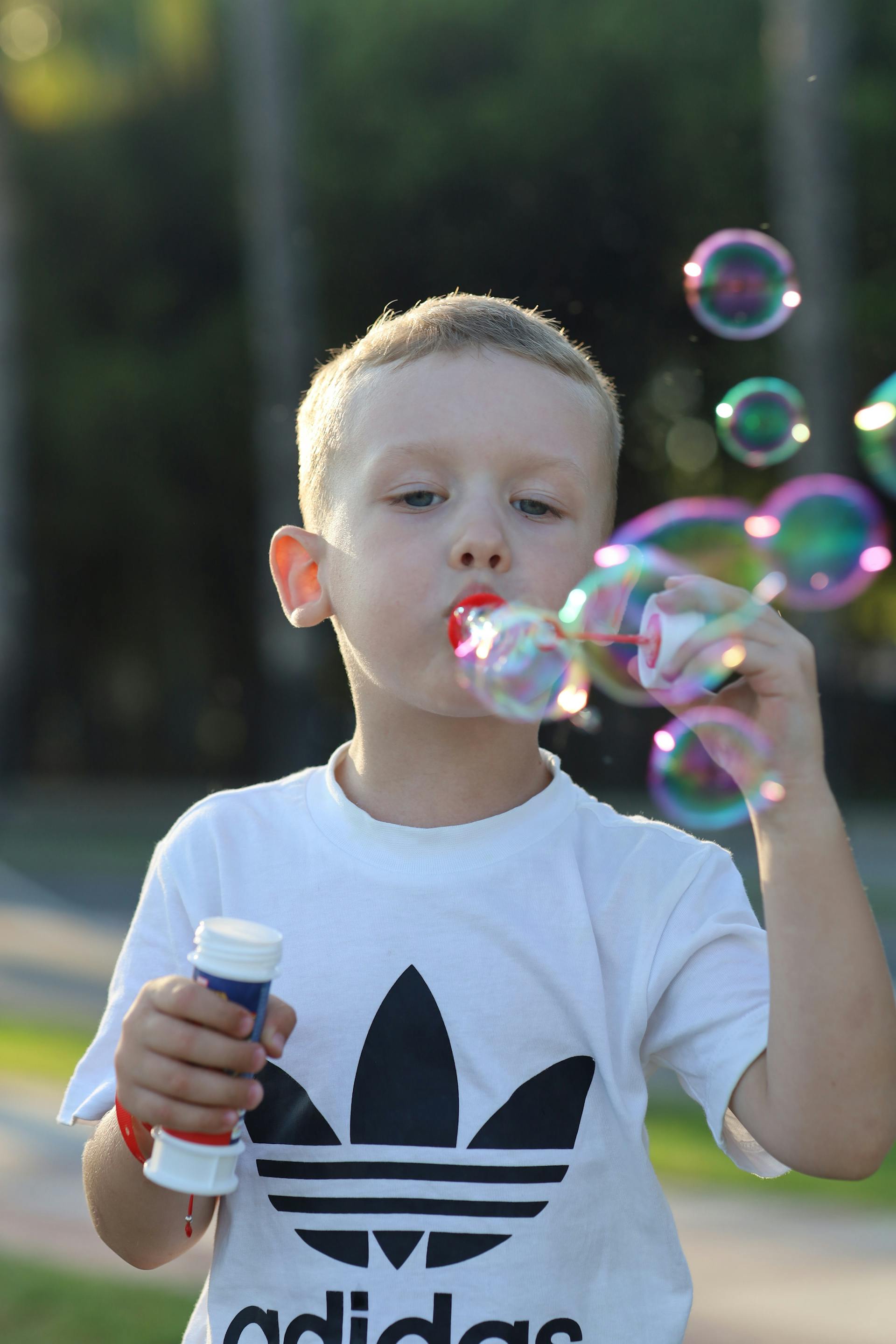 Un garçon qui fait des bulles | Source : Pexels