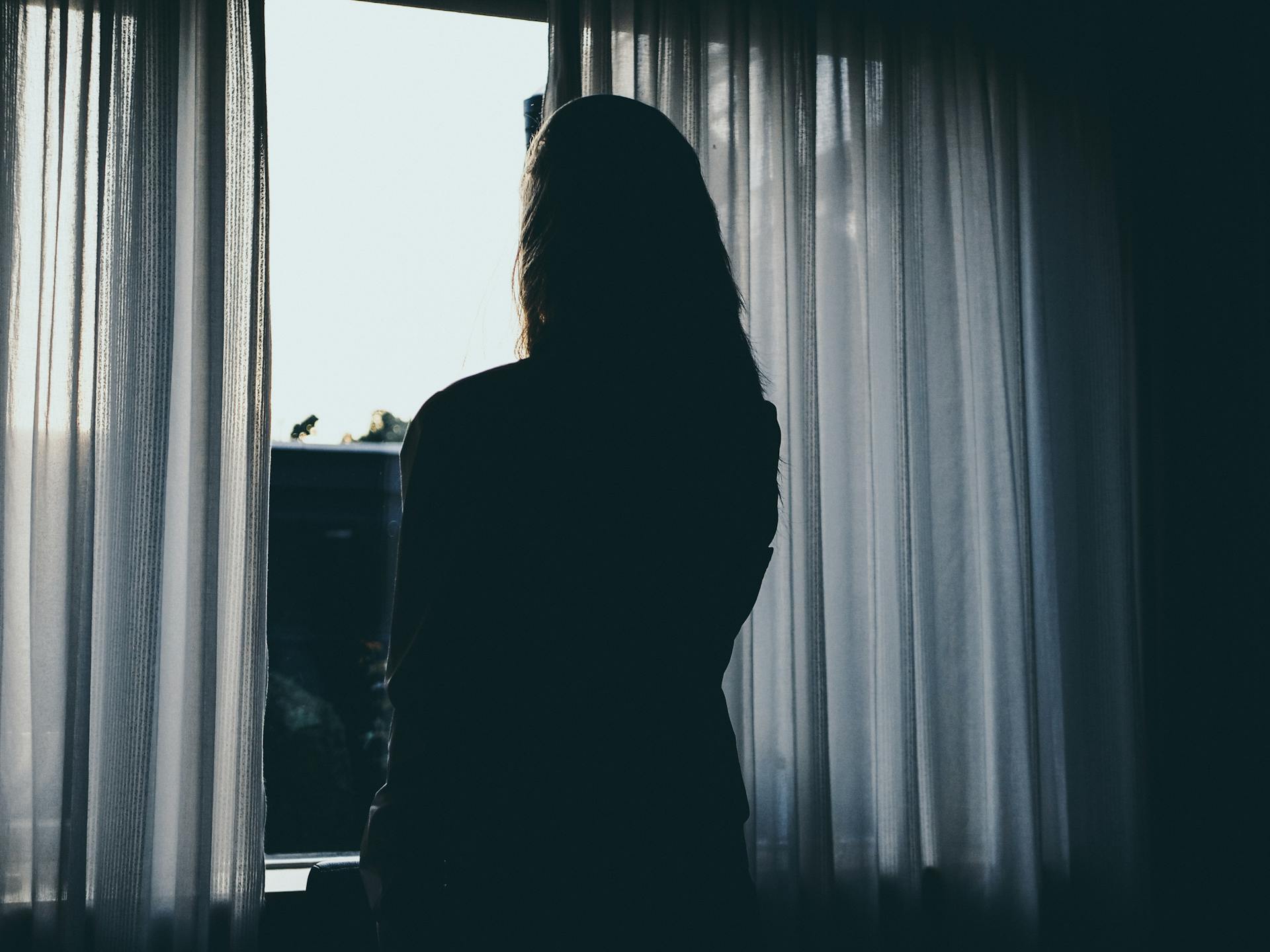 Une femme debout près de la fenêtre | Source : Pexels