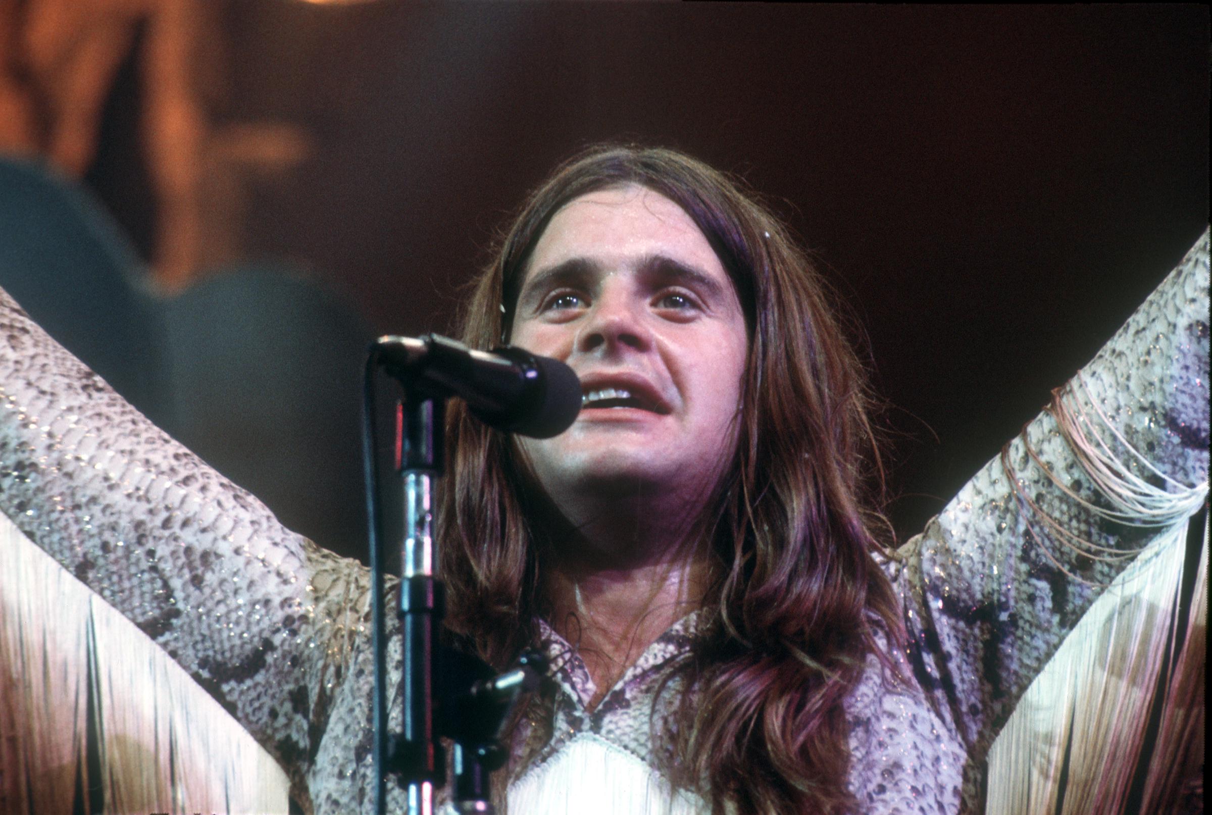 Ozzy Osbourne sur scène avec Black Sabbath vers 1970. | Source : Getty Images