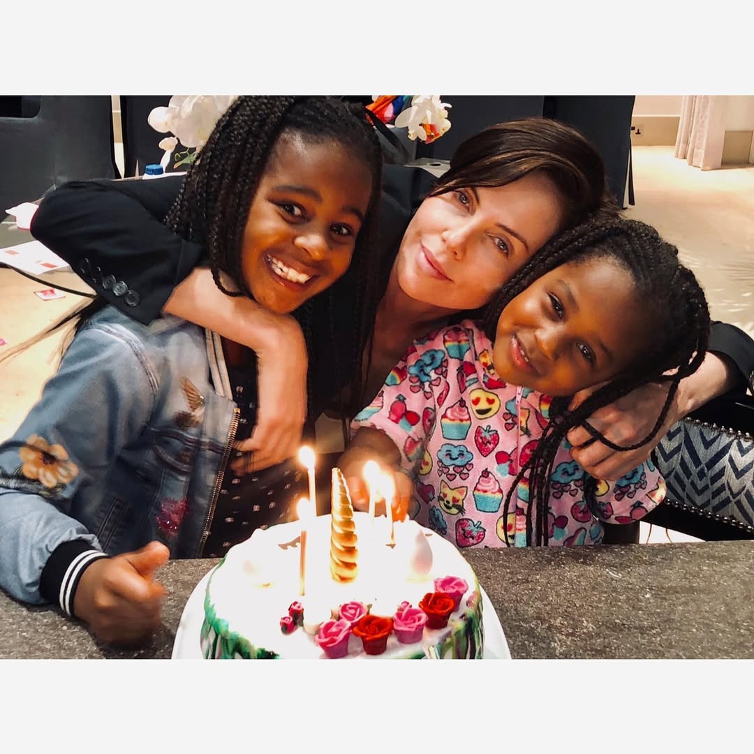 Charlize Theron pose avec ses filles, Jackson et August, à partir d'après un post daté du 26 septembre 2020 | Source : Instagram/charlizeafrica