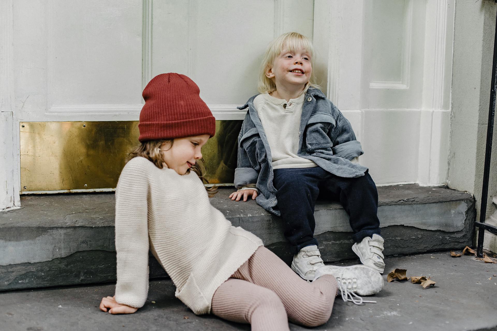Deux filles assises ensemble | Source : Pexels