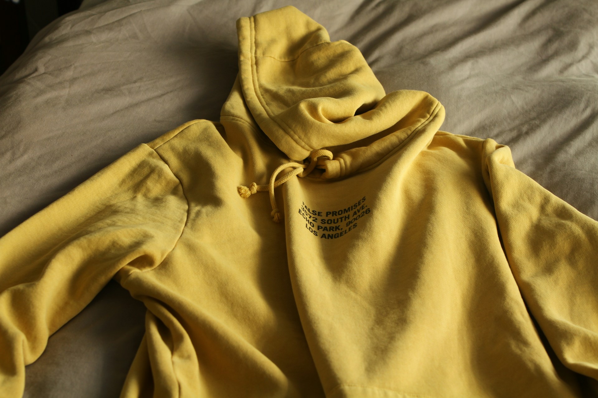 Un sweat à capuche jaune | Source : Unsplash