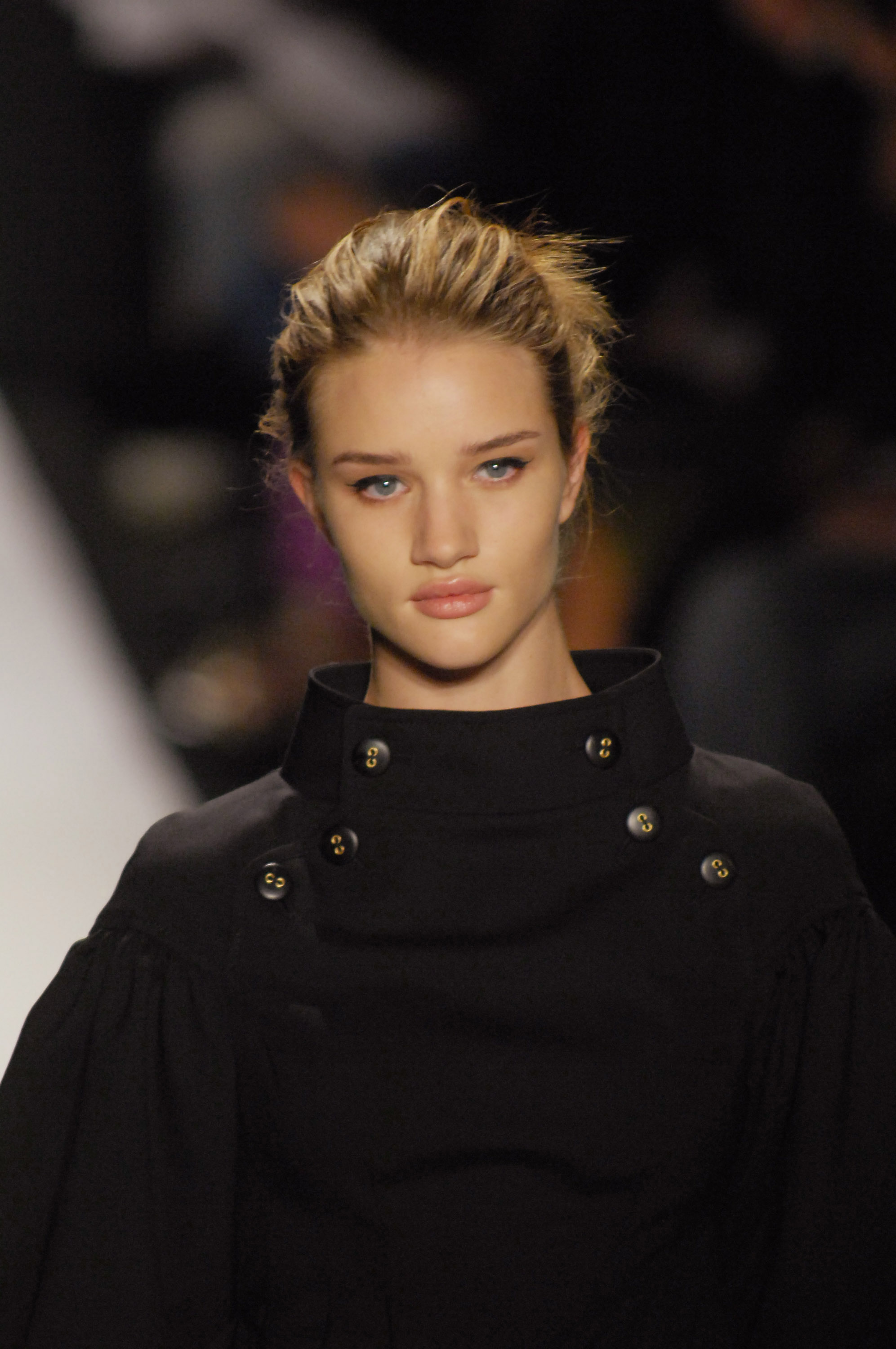 Rosie Huntington-Whiteley offre le meilleur de l'art du défilé dans un ensemble noir structuré, sa coiffure élégante et son regard perçant attirant toute l'attention. | Source : Getty Images