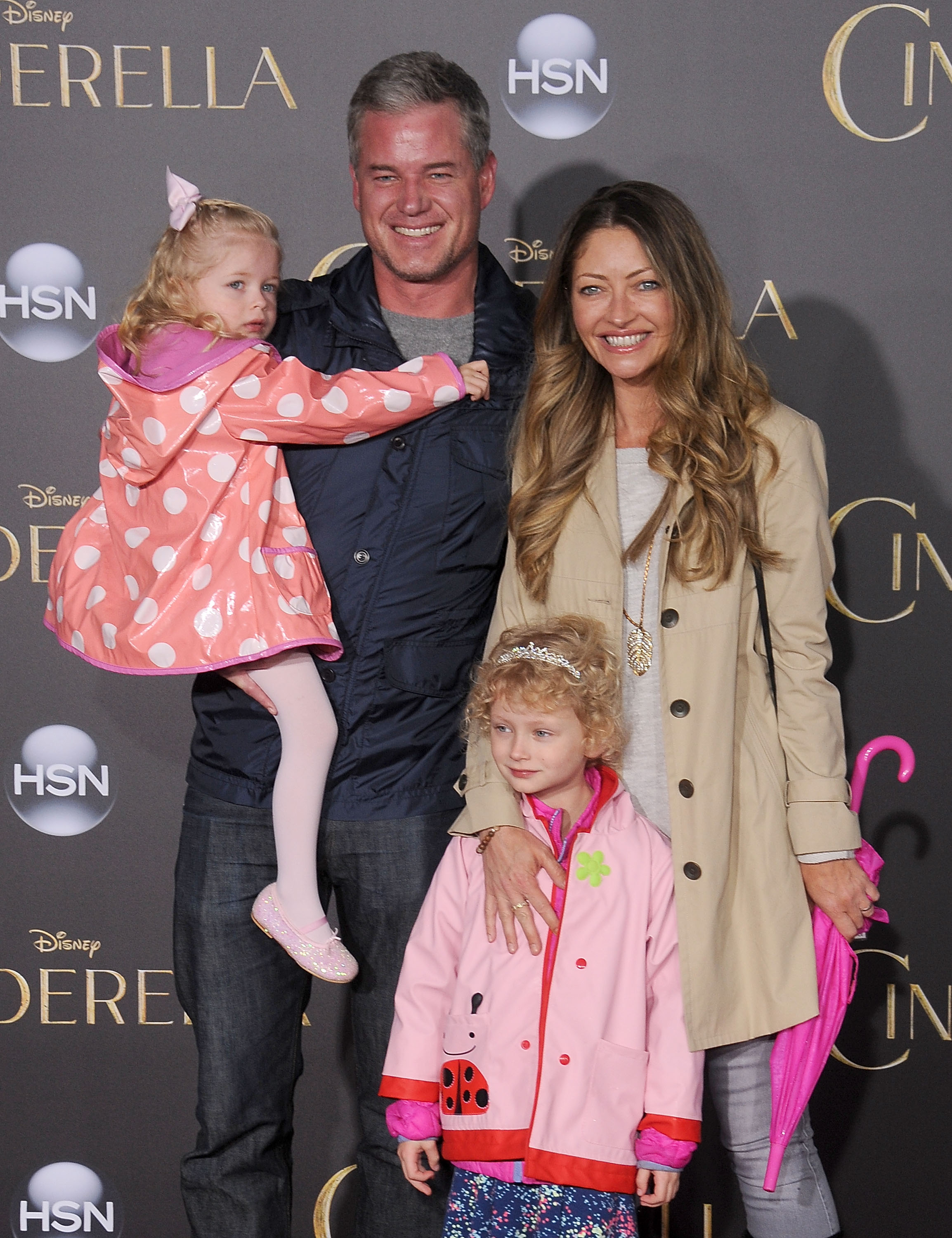 Les acteurs Rebecca Gayheart, Eric Dane, leurs filles Billie Beatrice Dane et Georgia Dane arrivent à la première mondiale du film « Cendrillon » de Disney au cinéma El Capitan Theatre, le 1er mars 2015 à Hollywood, en Californie I Source : Getty Images