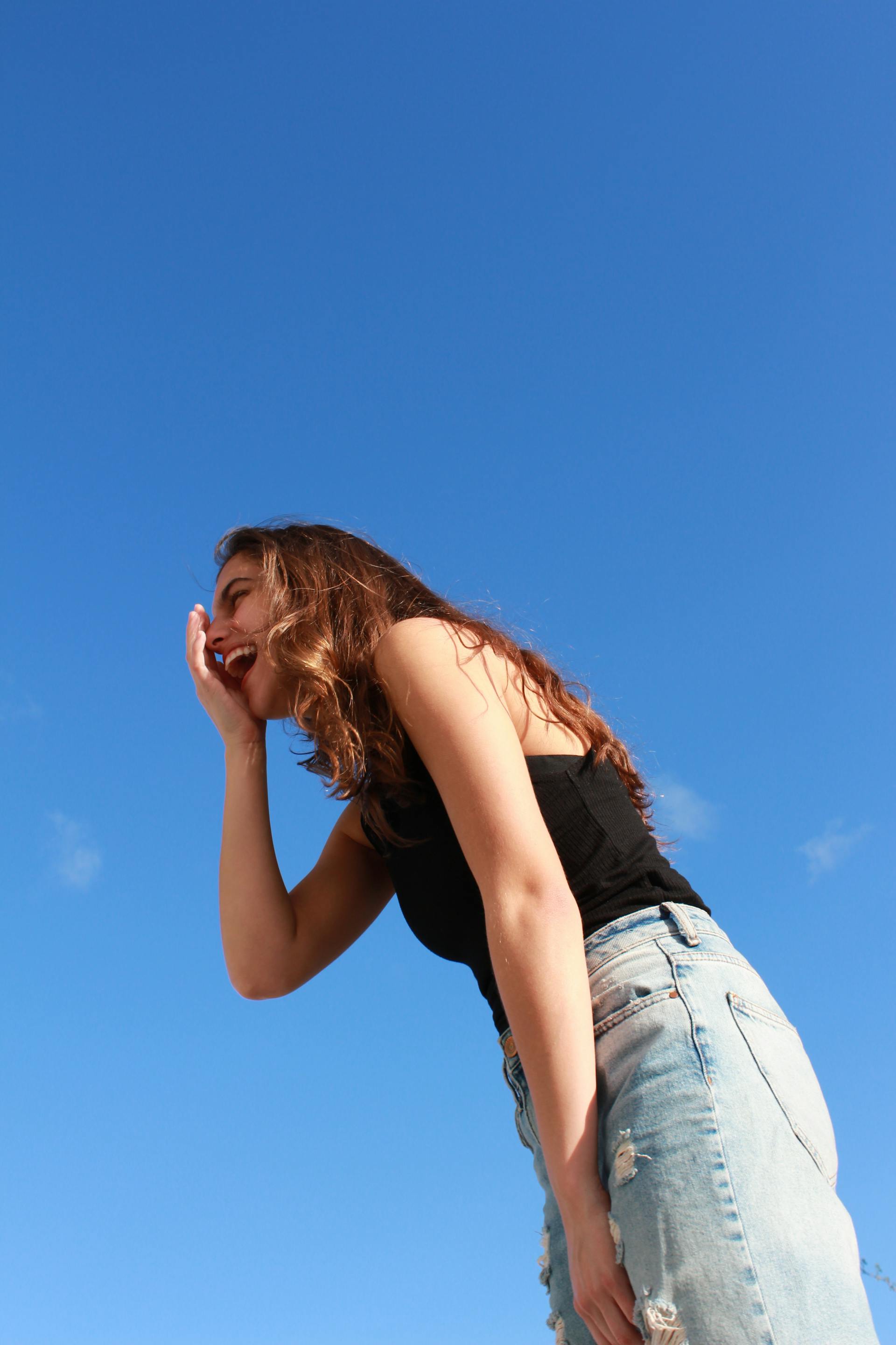 Une jeune femme qui rit | Source : Pexels