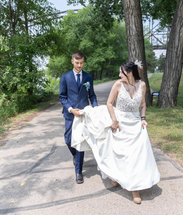 On voit Kailey Erhart et son mari, Cameron, ensemble en tenue de mariage sur une photo prise en extérieur. Le couple était alors en instance de séparation et s'apprêtait à divorcer quand, d'après des documents judiciaires, Cameron a déclaré aux enquêteurs que Kailey avait déjà menacé de s'en prendre à elle-même, à lui et à leurs enfants. | Source : Facebook/Kailey Erhart