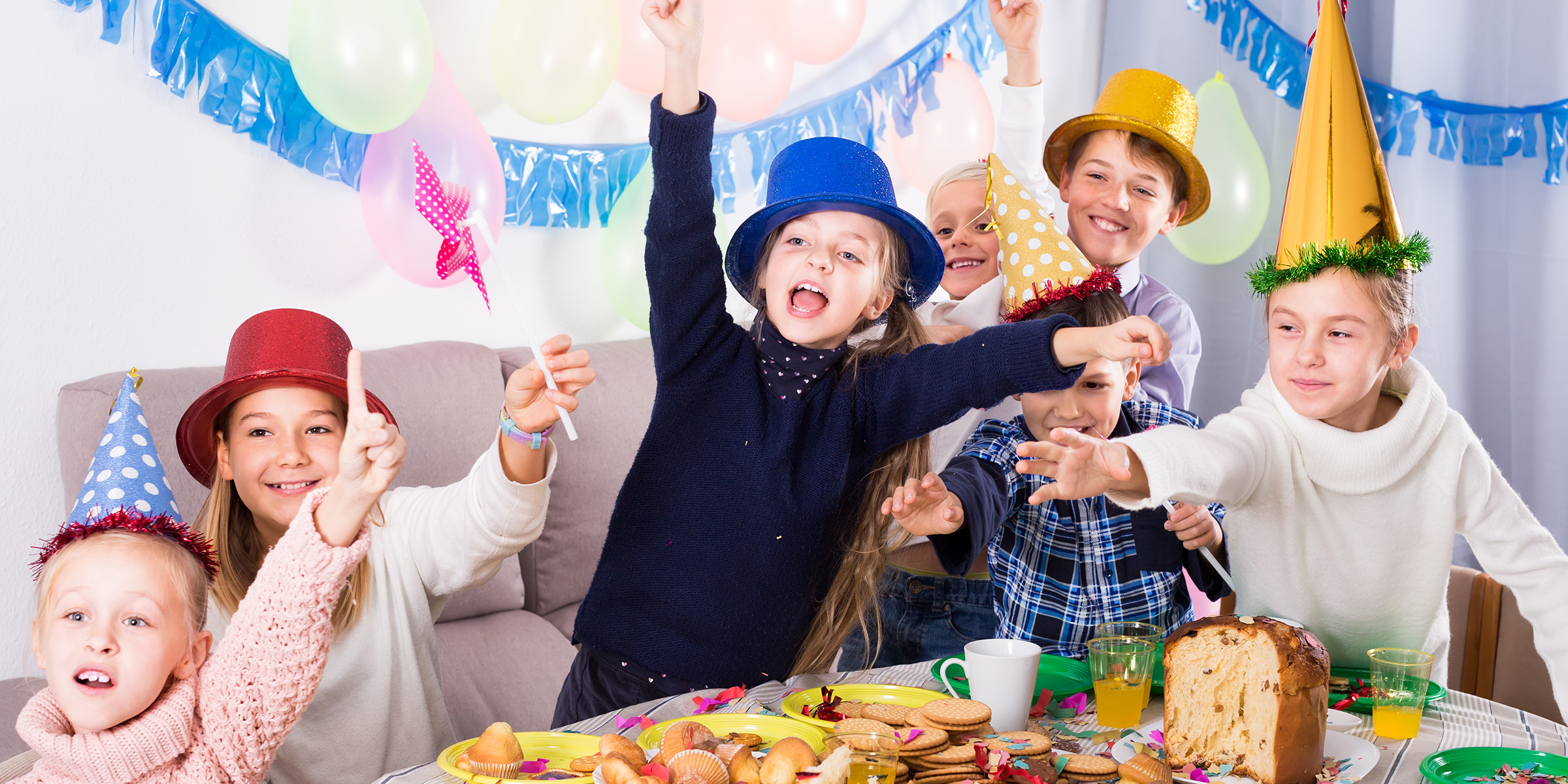 Enfants lors d'une parade d'anniversaire | Source : Shutterstock