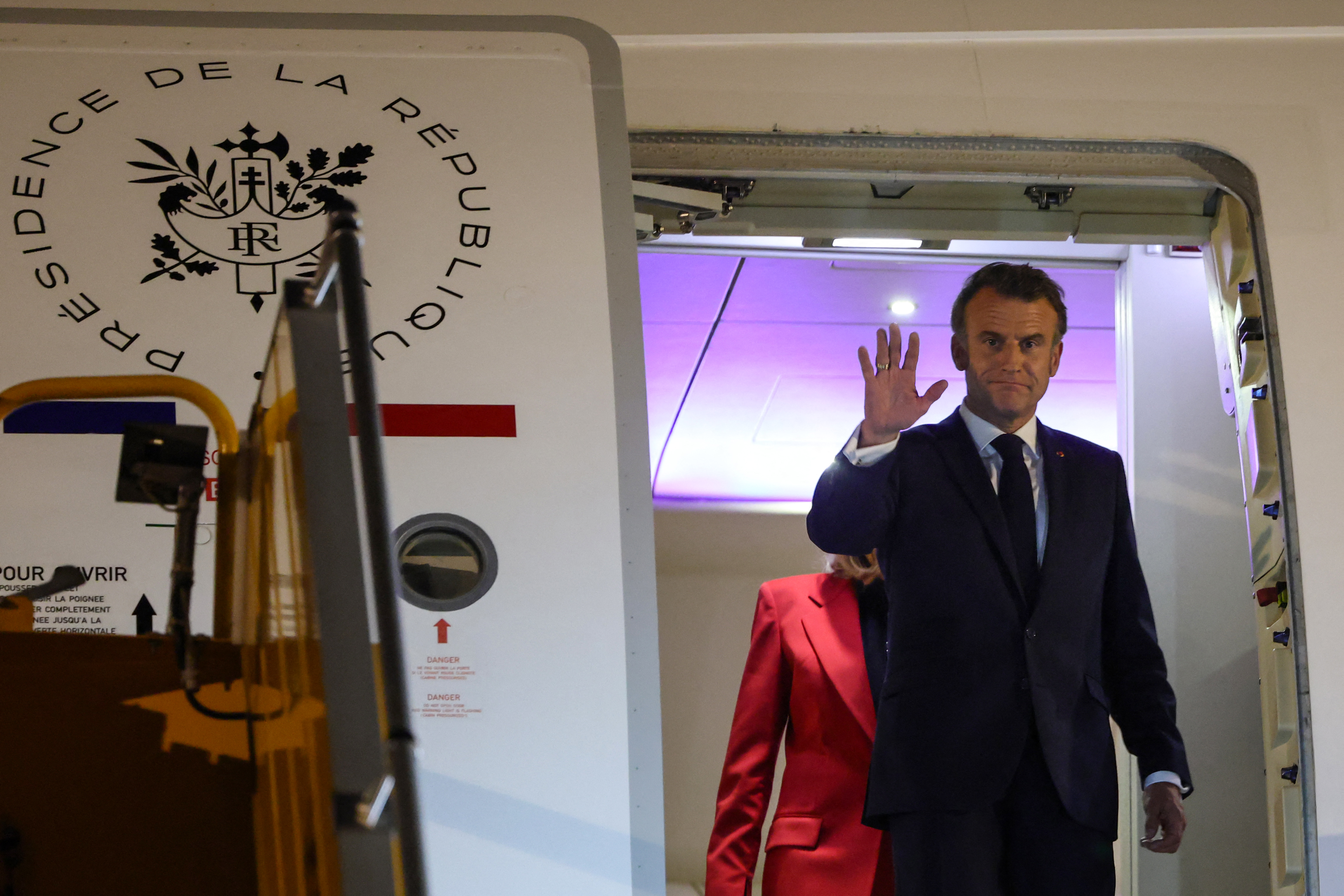 Le président français Emmanuel Macron s'apprête à débarquer de l'avion à son arrivée à l'aéroport international de Noi Bai à Hanoï, le 25 mai 2025 I Source : Getty Images