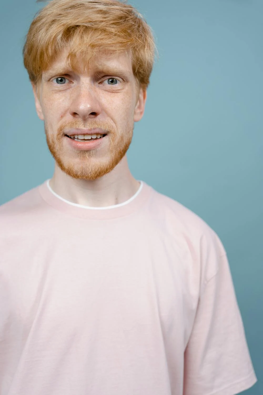 Un jeune homme sérieux | Source : Pexels