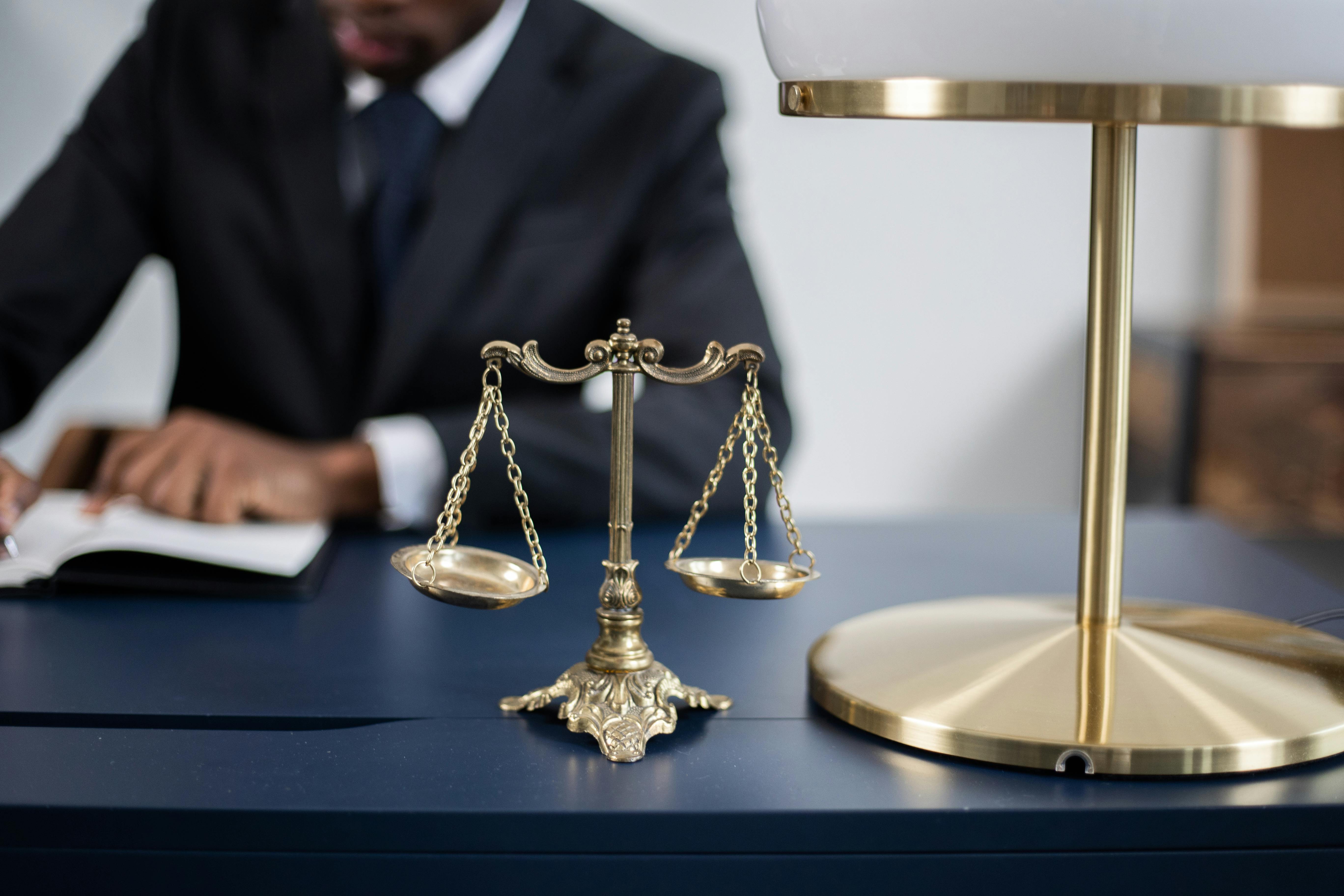 Un avocat dans son bureau | Source : Pexels