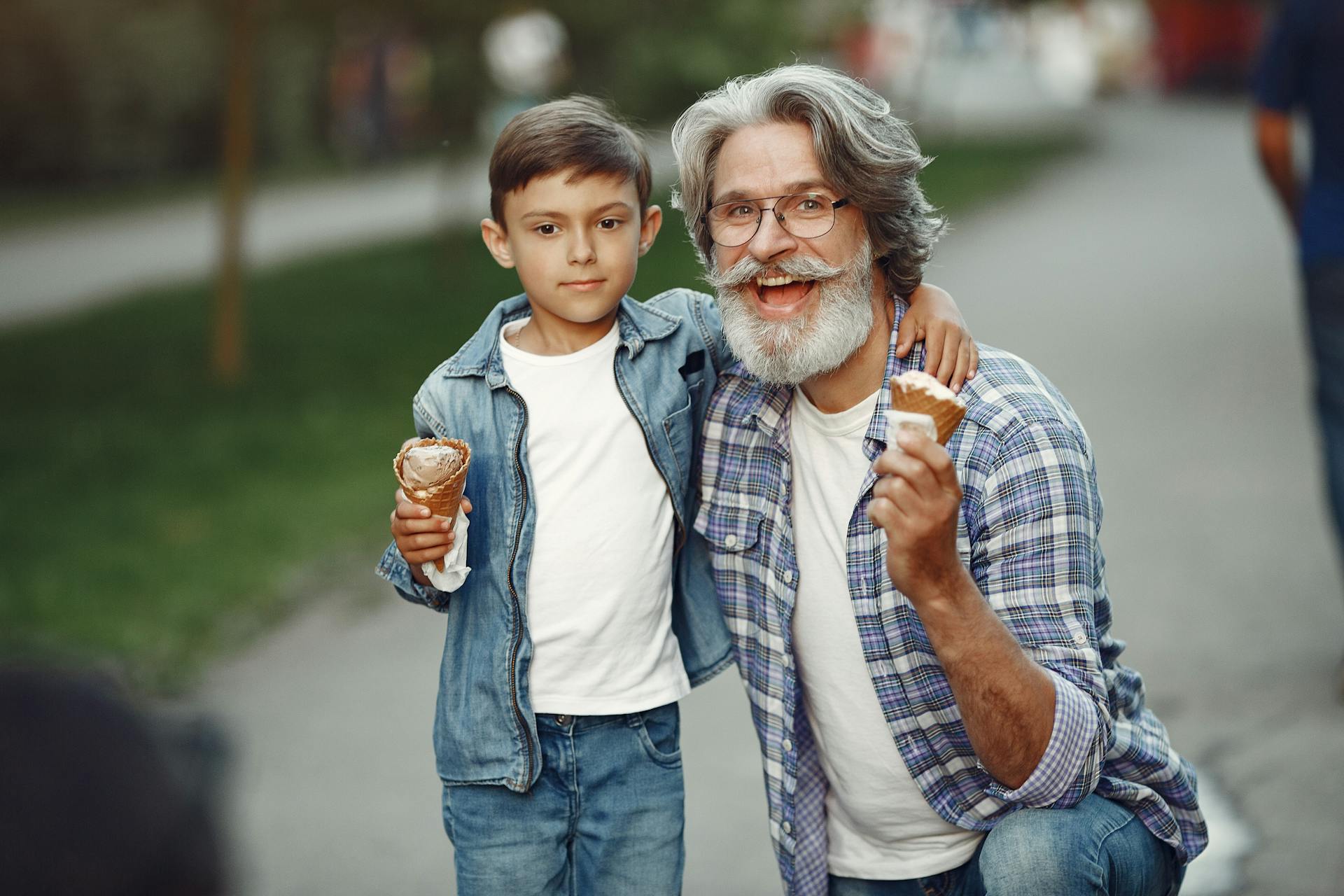 Un garçon avec son grand-père | Source : Pexels
