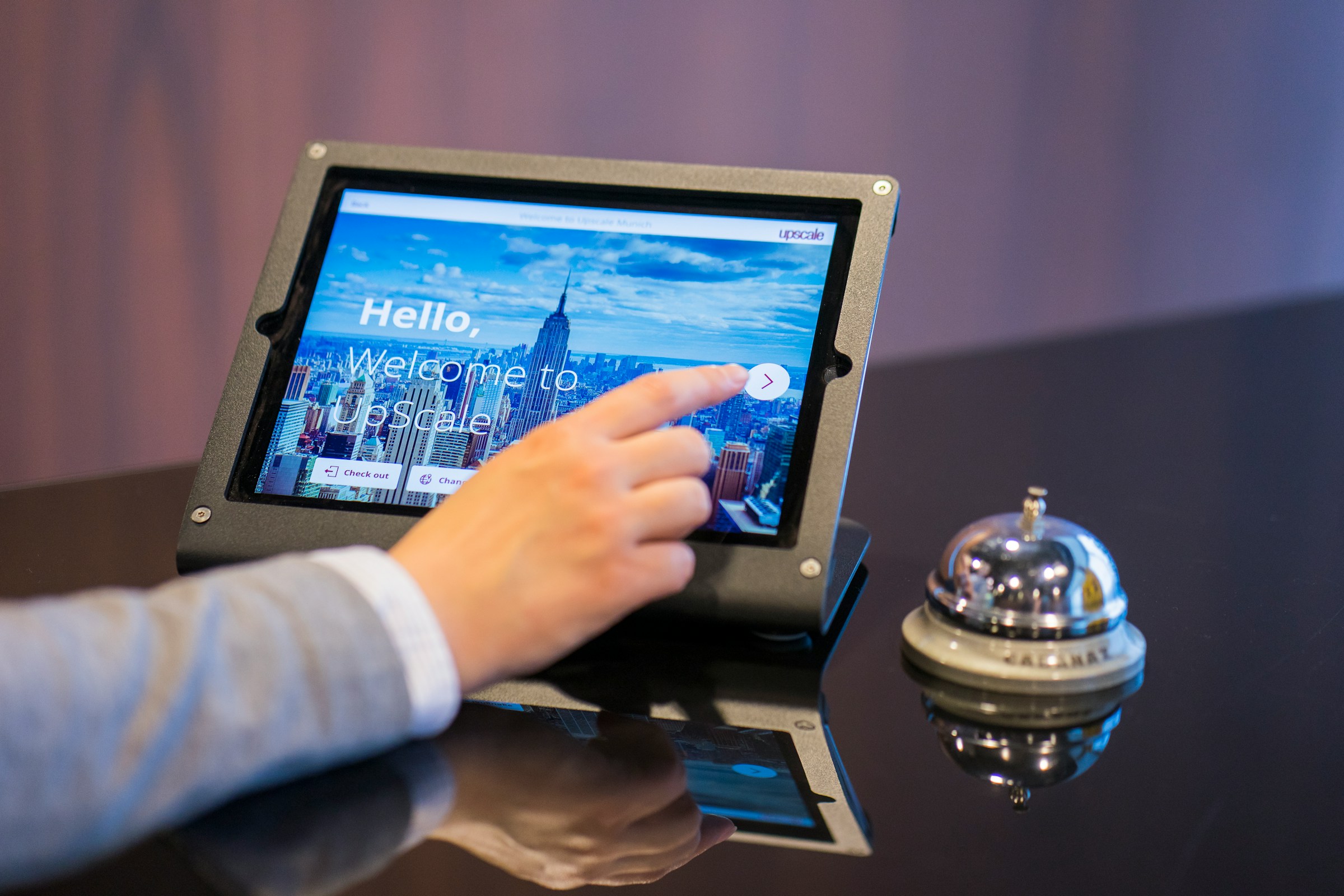 Une personne utilisant une tablette | Source : Unsplash