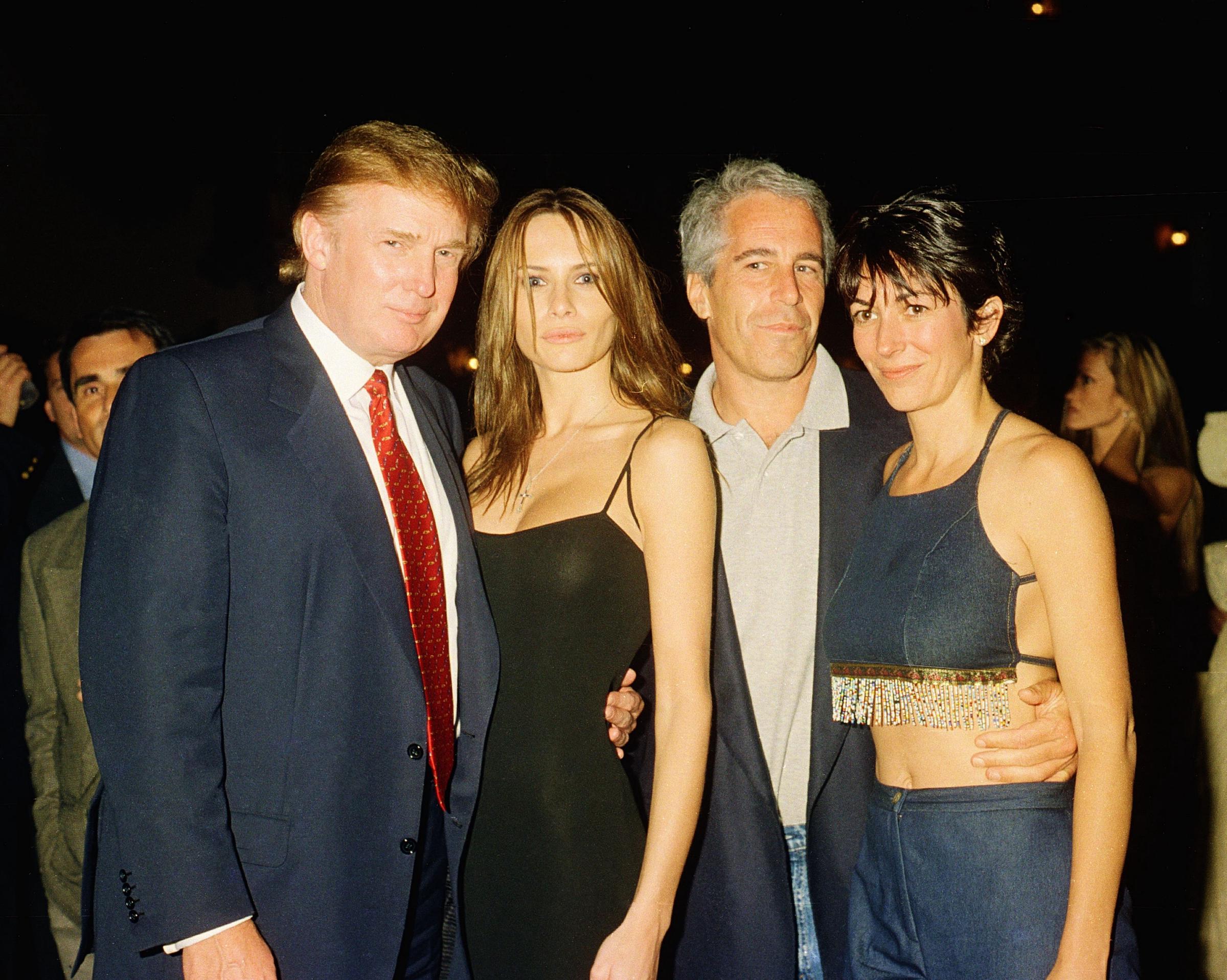 Donald Trump et sa petite amie de l'époque (et future épouse) Melania Knauss posent avec le financier Jeffrey Epstein et la mondaine britannique Ghislaine Maxwell au Mar-a-Lago Club de Palm Beach, en Floride, le 12 février 2000. | Source : Getty Images
