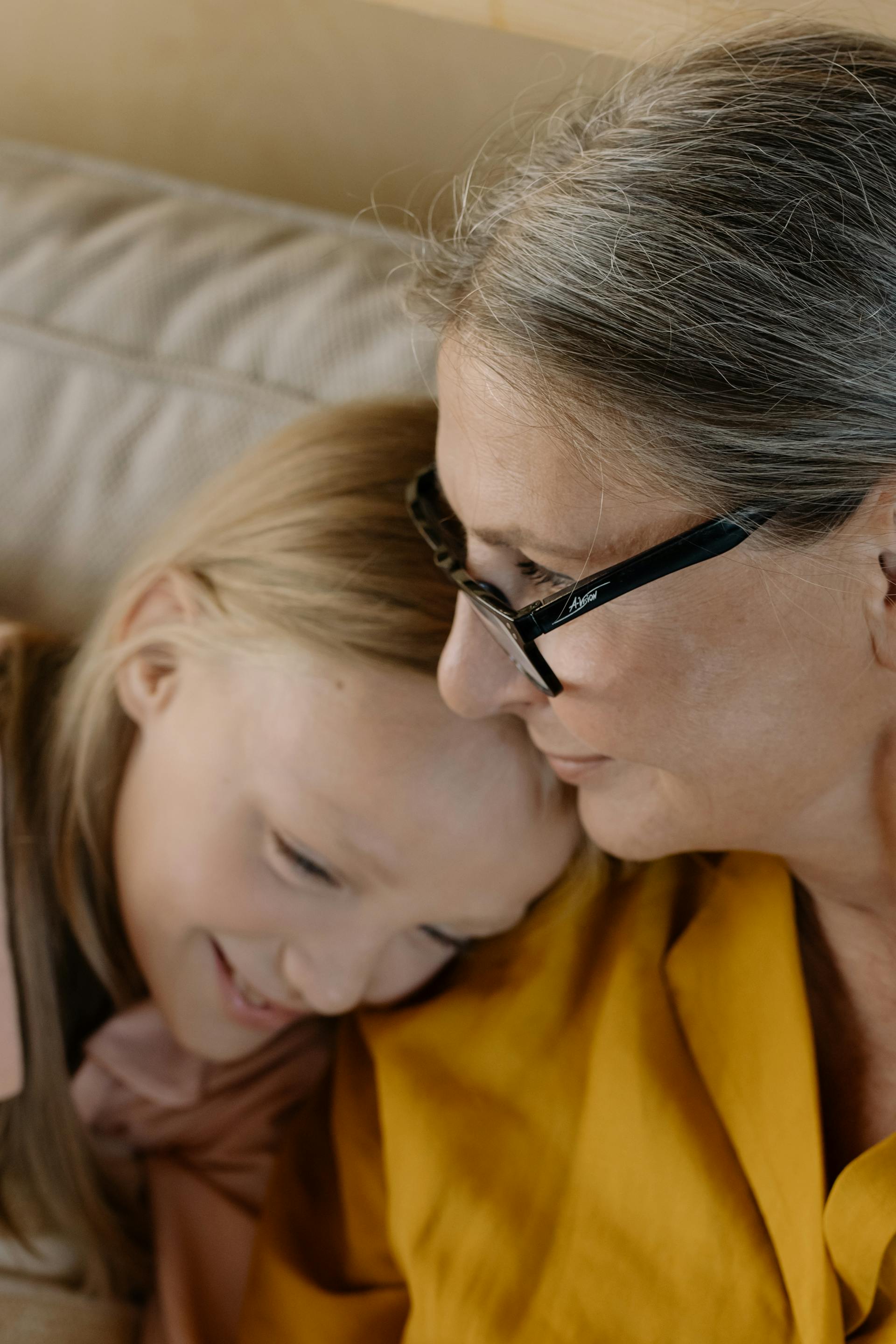 Une femme âgée avec sa petite-fille | Source : Pexels