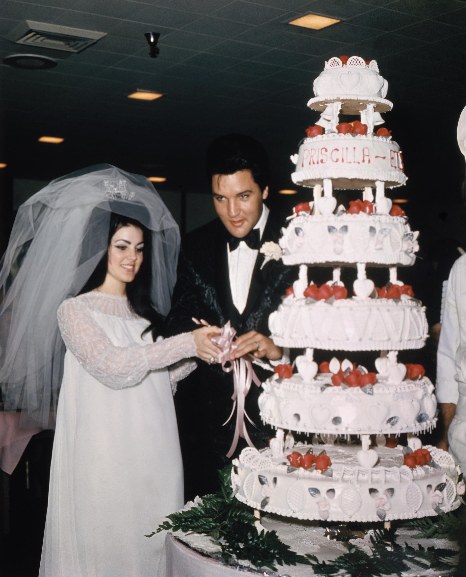 Priscilla et Elvis Presley photographiés le jour de leur mariage, le 1er mai 1967. | Source : Getty Images