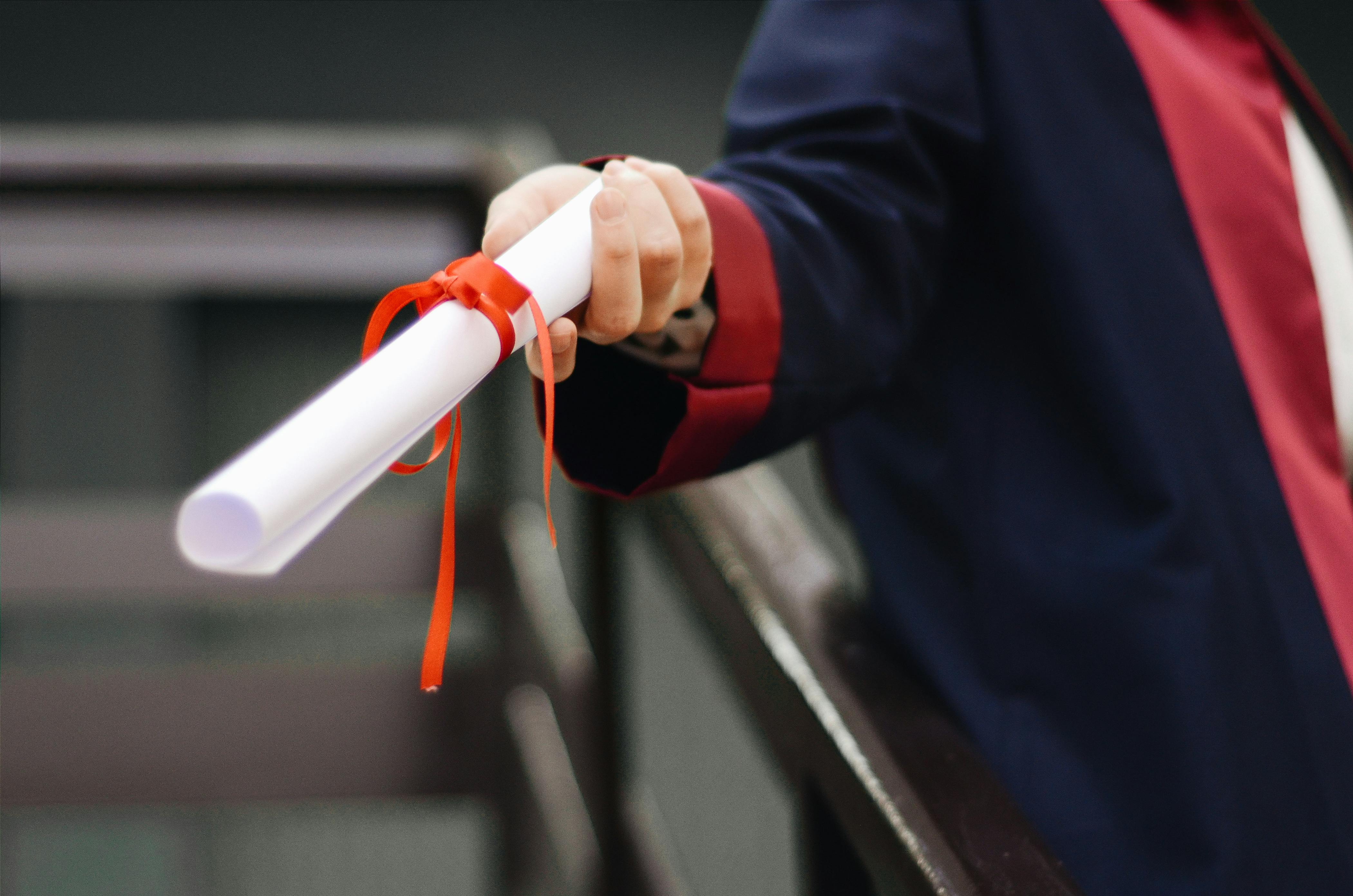 Une diplômée avec son diplôme | Source : Pexels