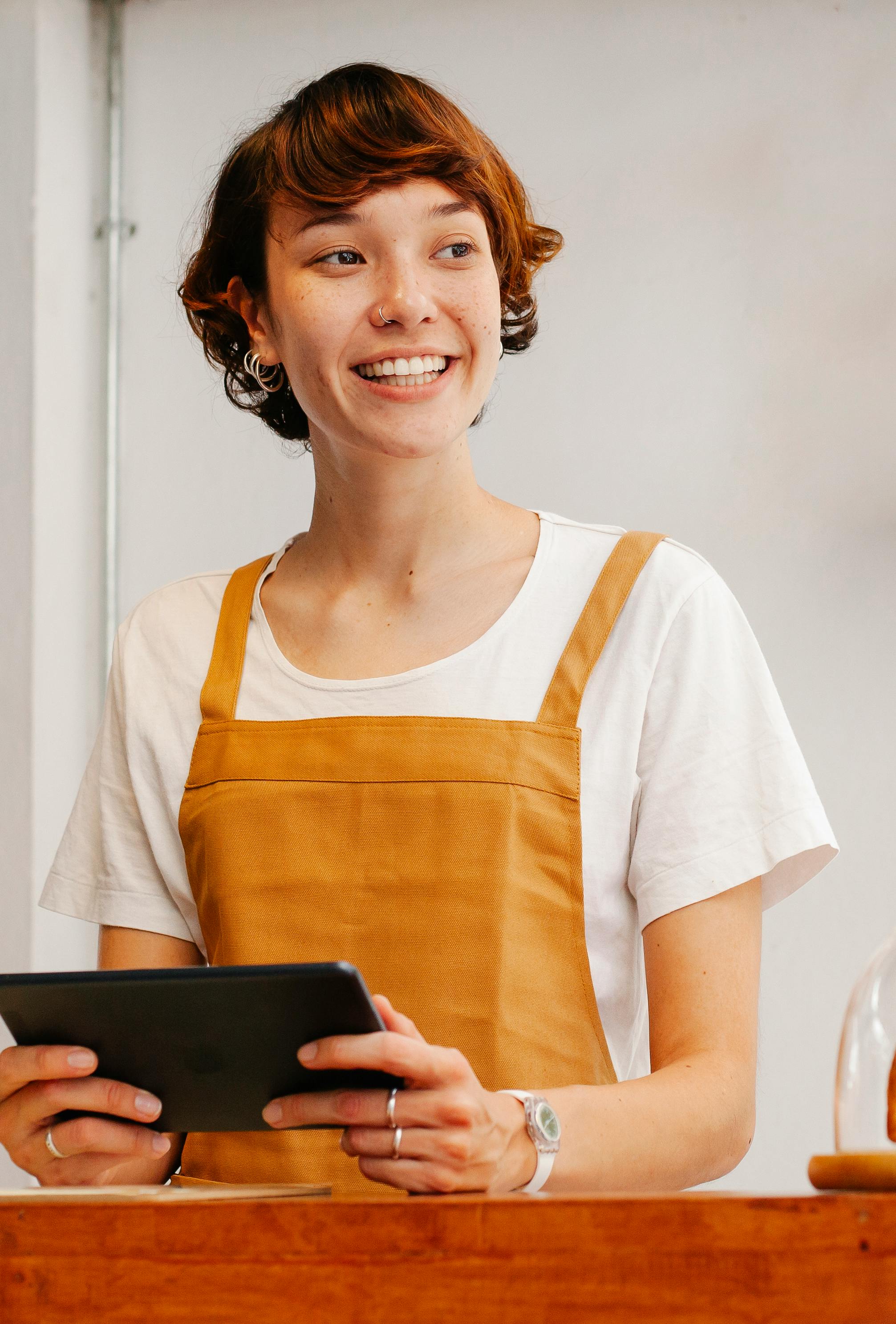 Une caissière sympathique | Source : Pexels