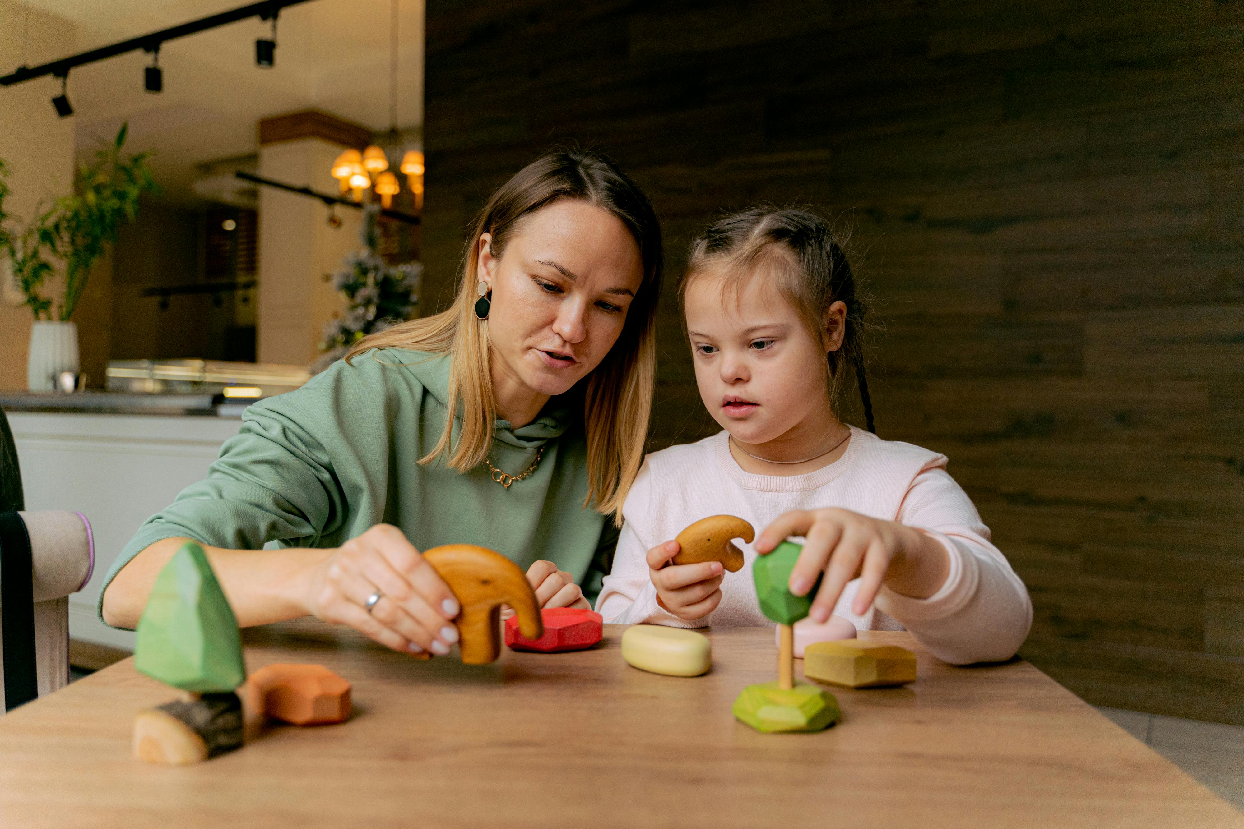 Une mère se lie avec sa fille alors qu'elle s'amuse avec ses jouets | Source : Pexels