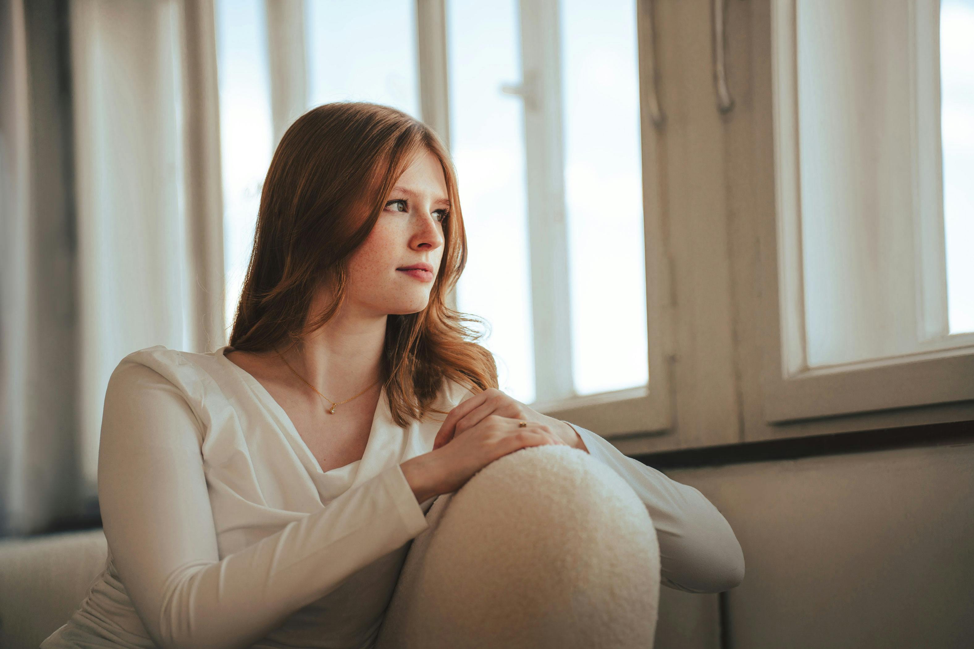 Une femme assise sur un canapé | Source : Pexels