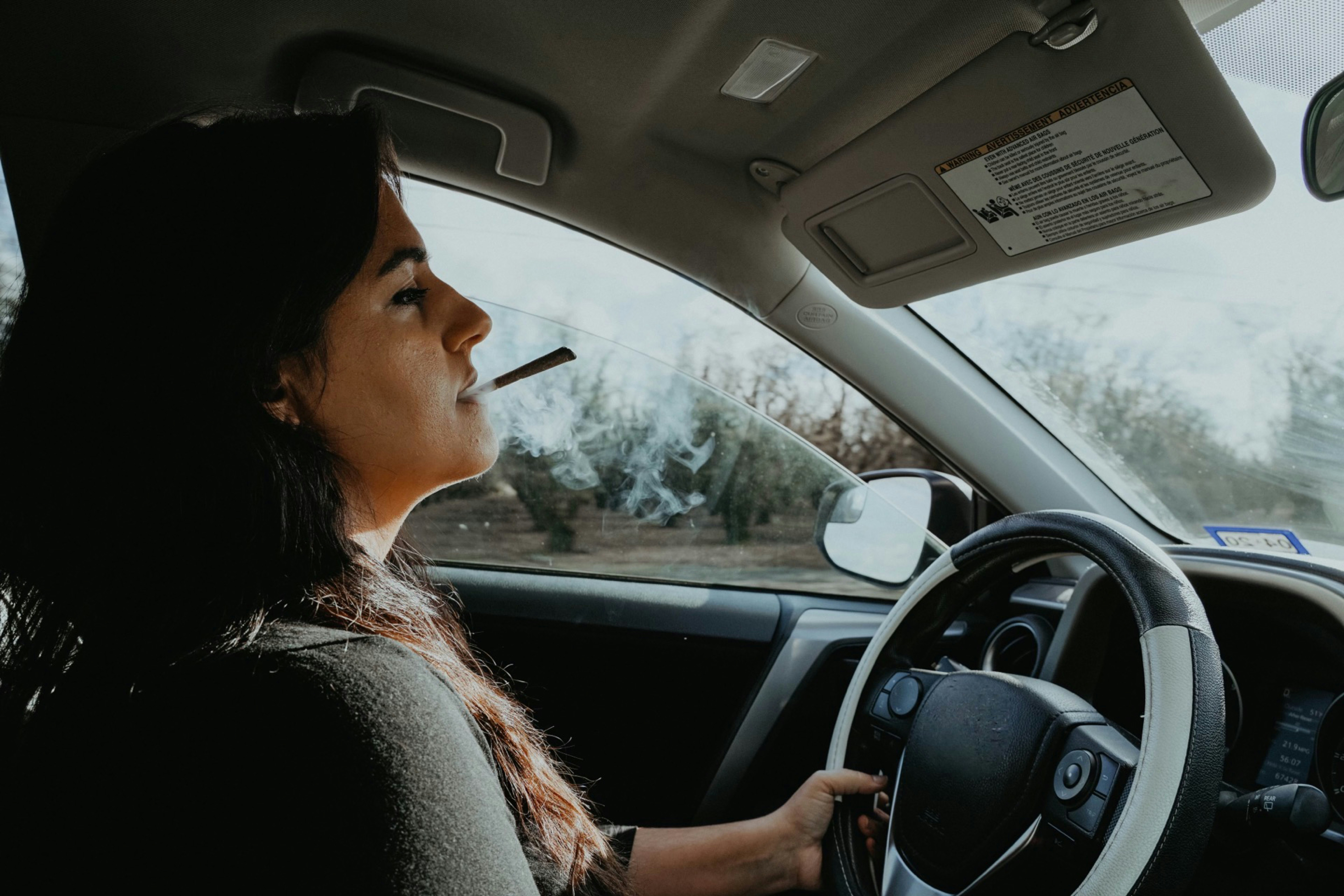 Une femme conduisant une voiture | Source : Unsplash
