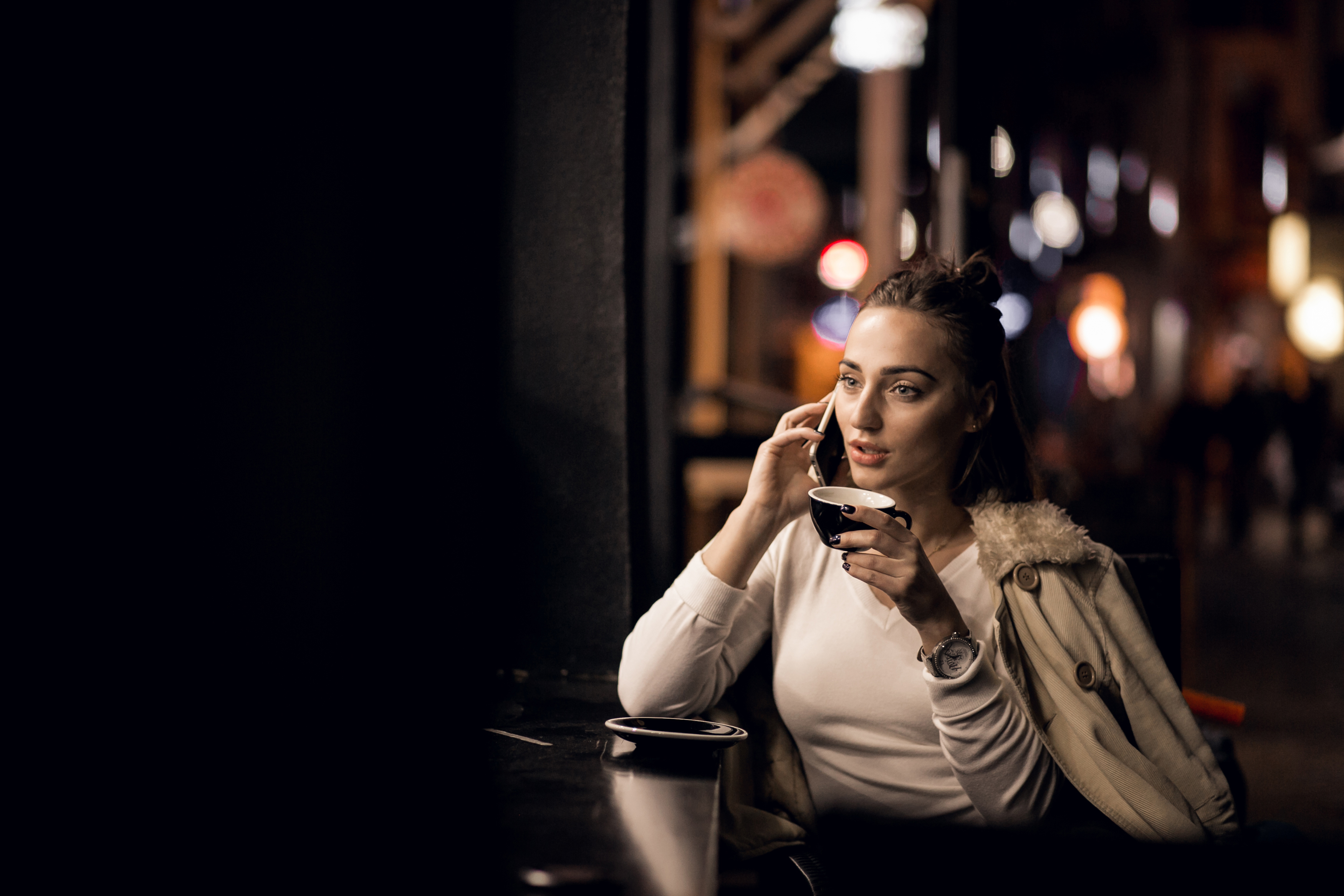 Une femme stupéfaite lors d'un appel | Source : Freepik