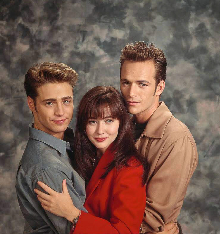 L'icône des adolescents pose avec ses collègues Luke Perry et Shannen Doherty en septembre 1991 | Source : Getty images