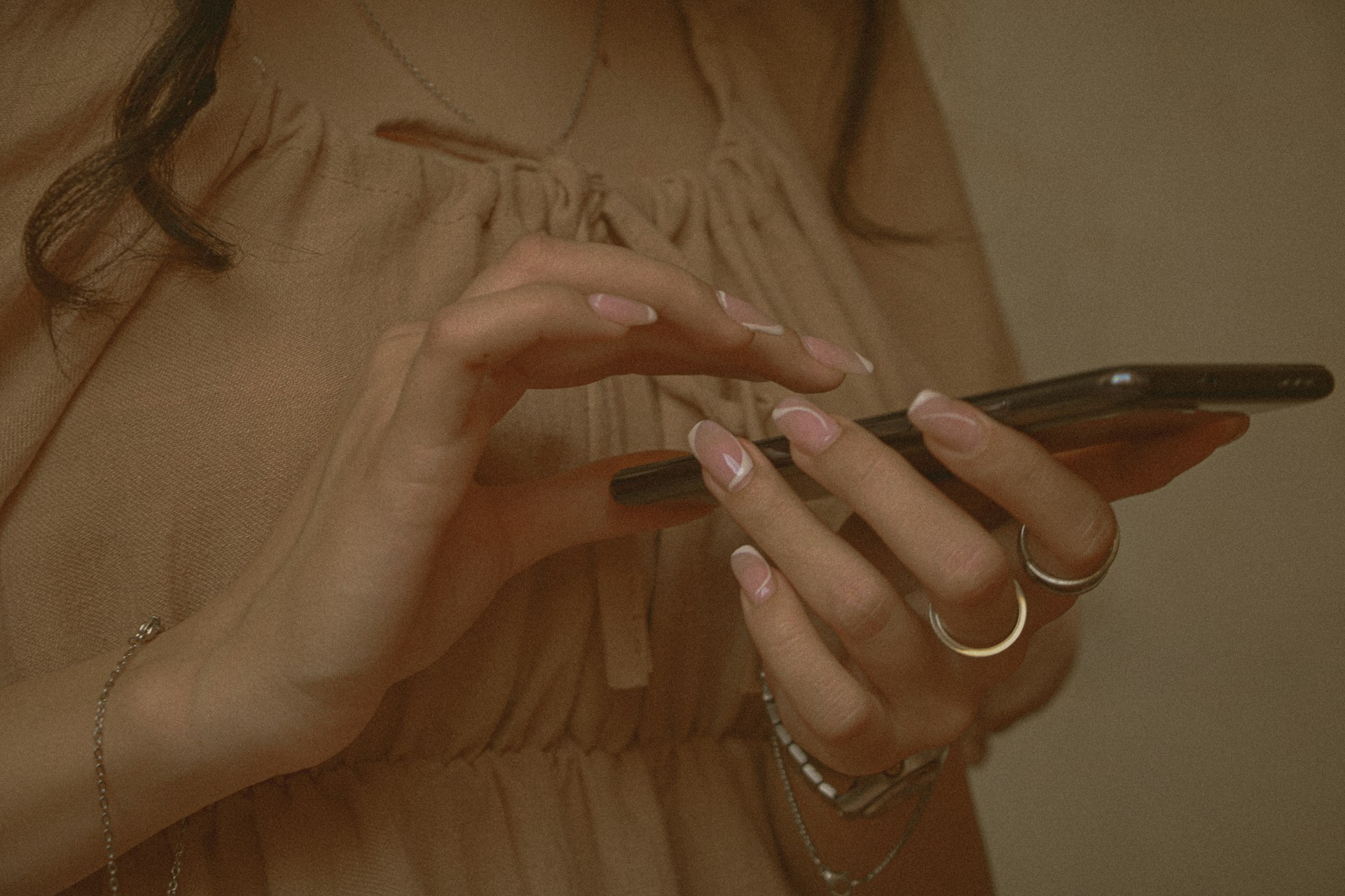 Gros plan d'une femme utilisant son téléphone | Source : Unsplash