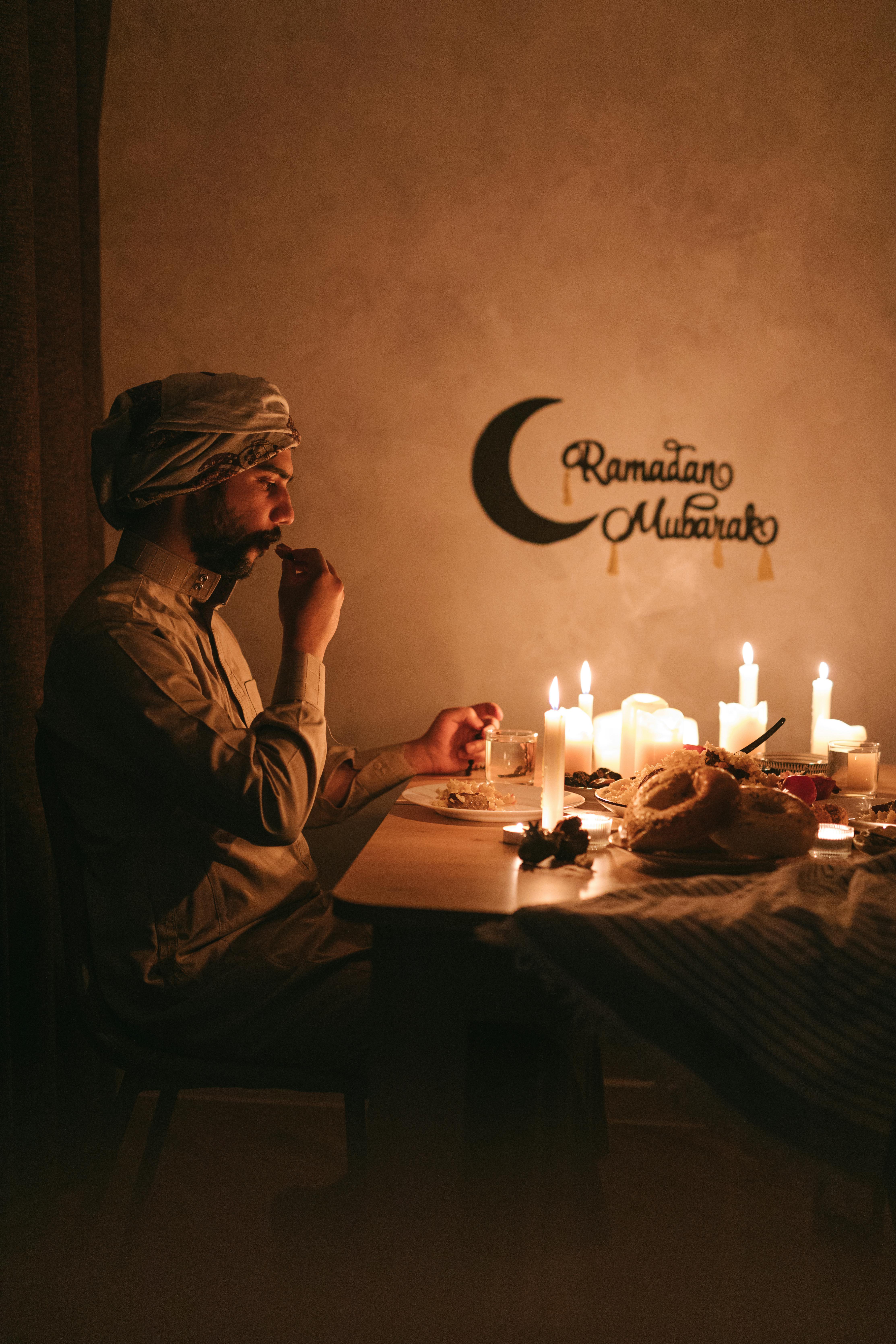 Un homme assis à la tête d'une table | Source : Pexels