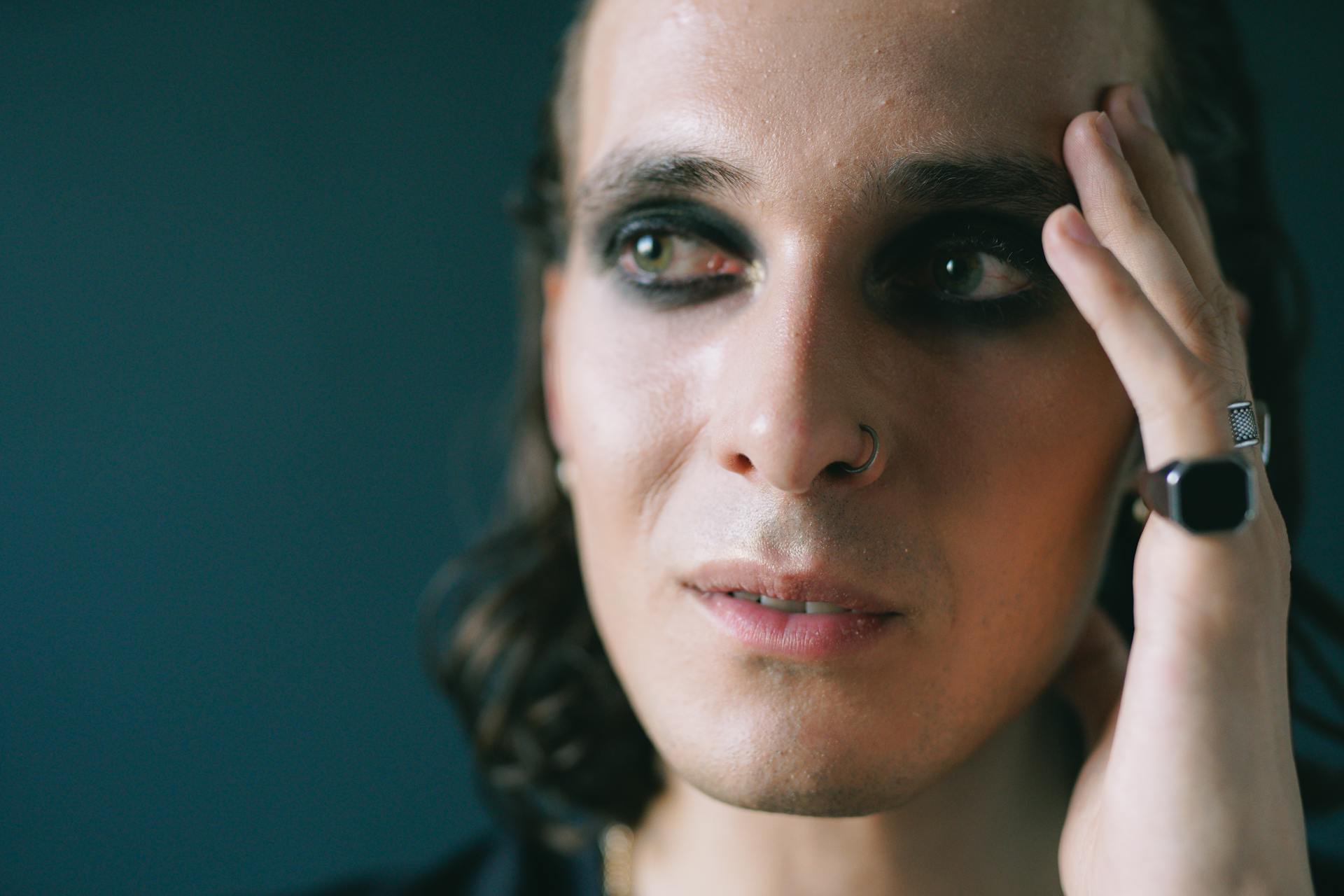 Un homme maquillé | Source : Pexels