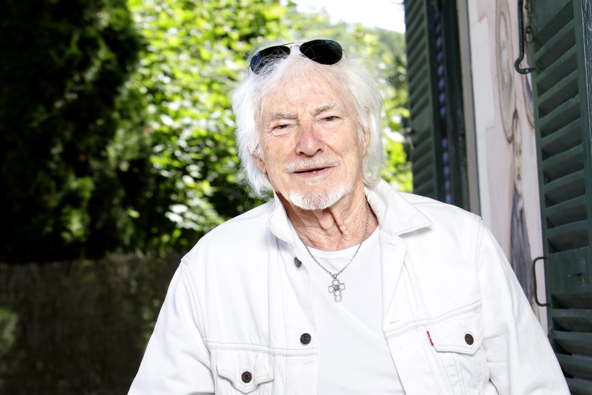 Le chanteur Hugues Aufray pose lors d'une séance de portrait à Paris, France le08/28/2022 I Source : Getty Images