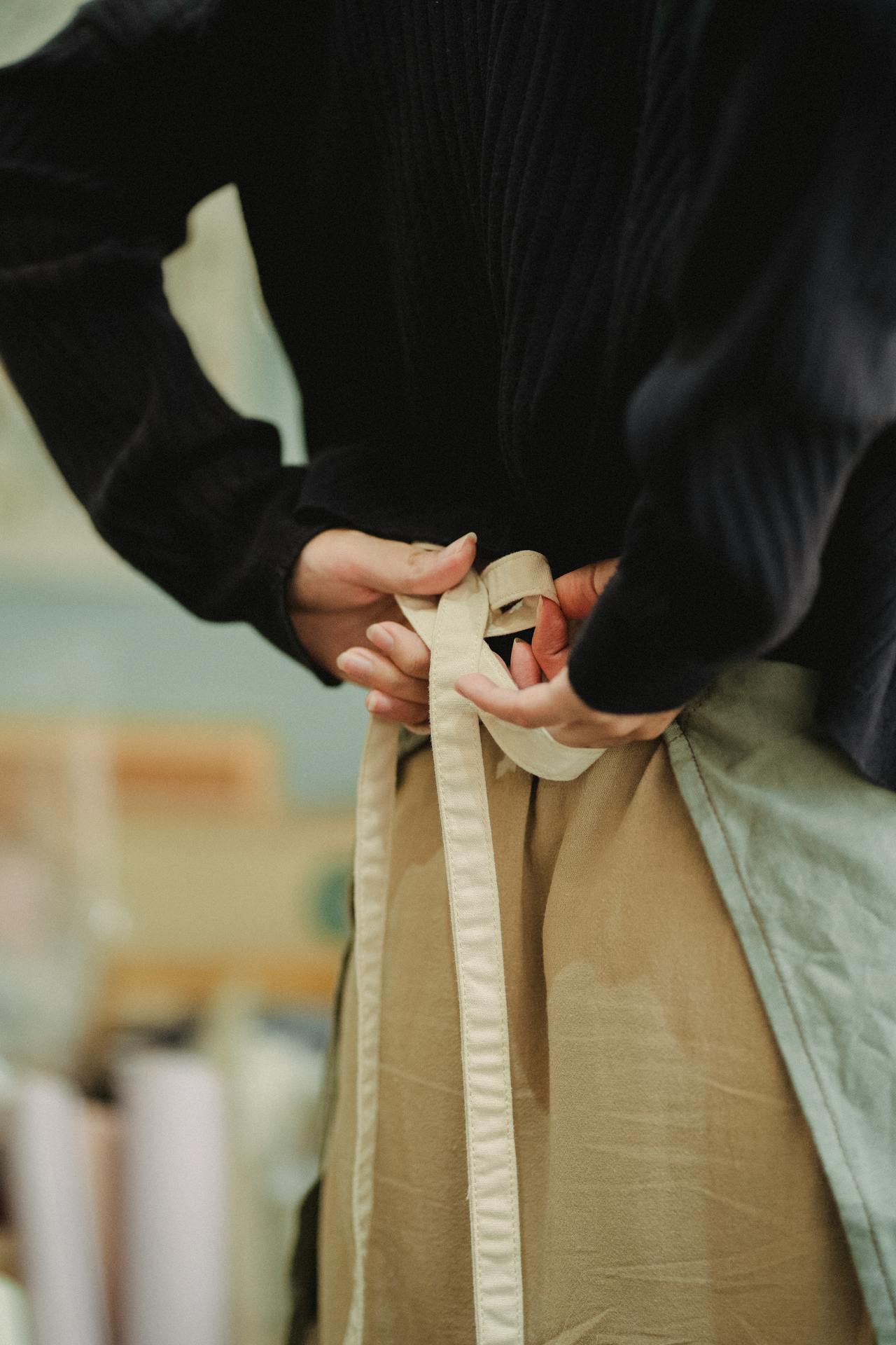 Une femme attache son tablier | Source : Pexels