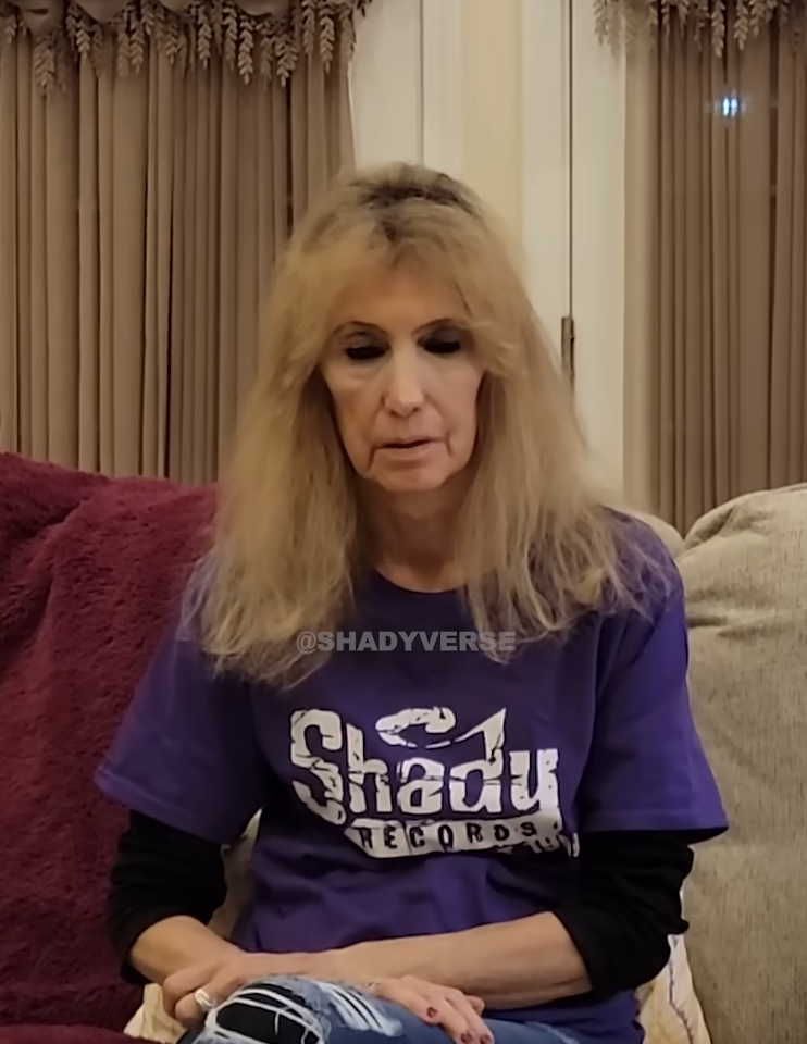 Debbie Nelson félicite Eminem, extrait d'une vidéo datant du 7 novembre 2022 | Source : YouTube/@theshadyverse
