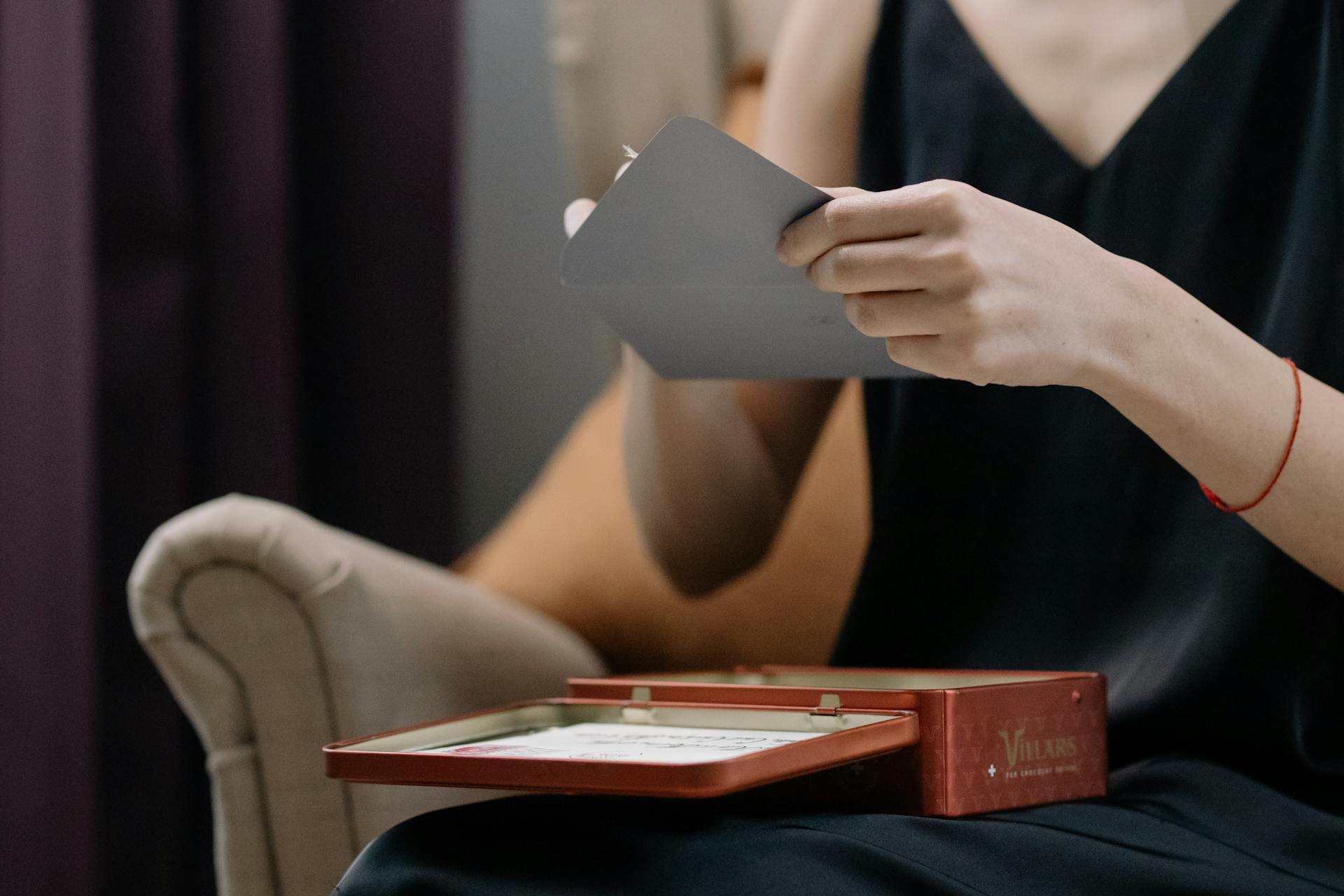 Une femme tenant une enveloppe grise | Source : Pexels