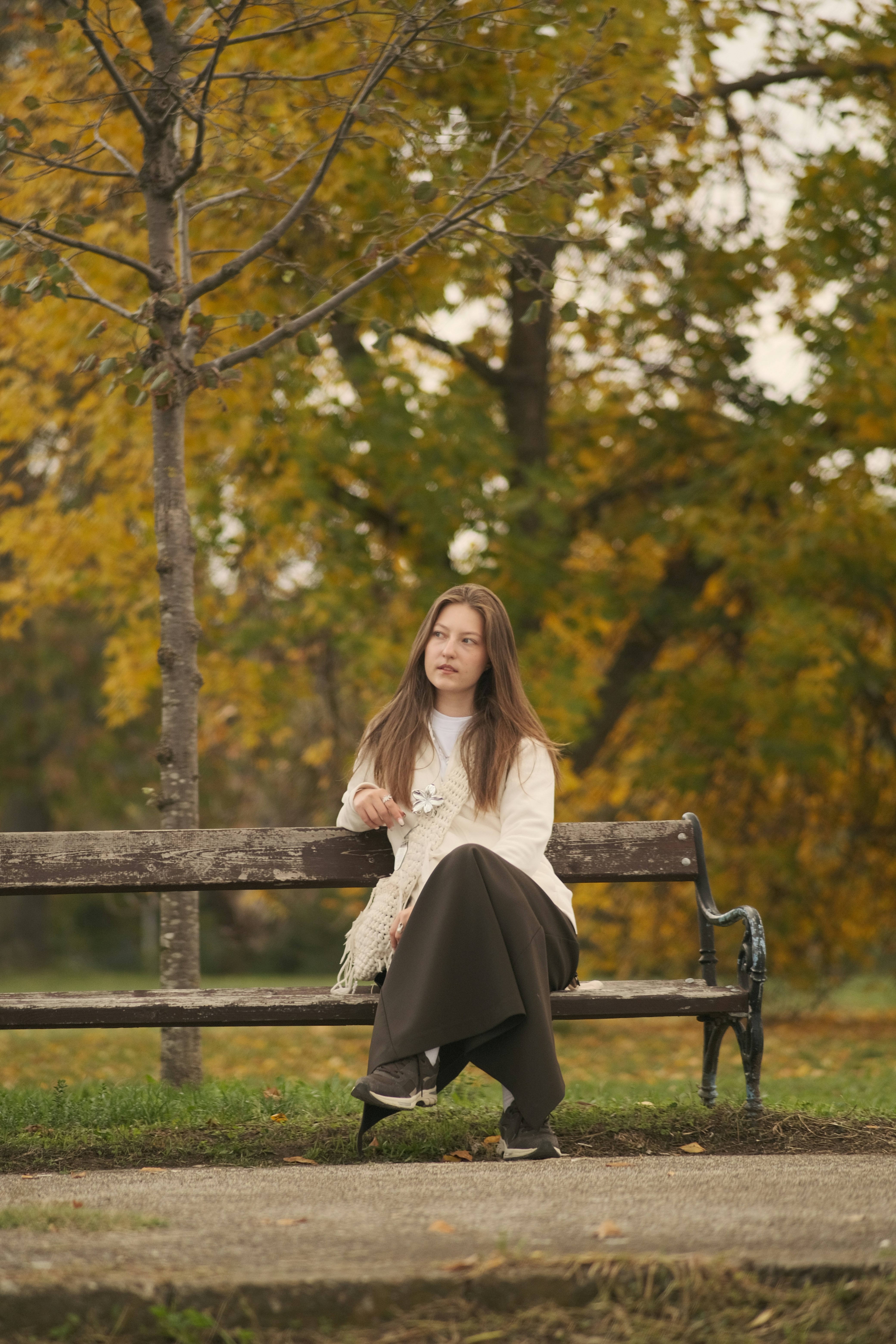 Une femme assise dans un parc | Source : Unsplash