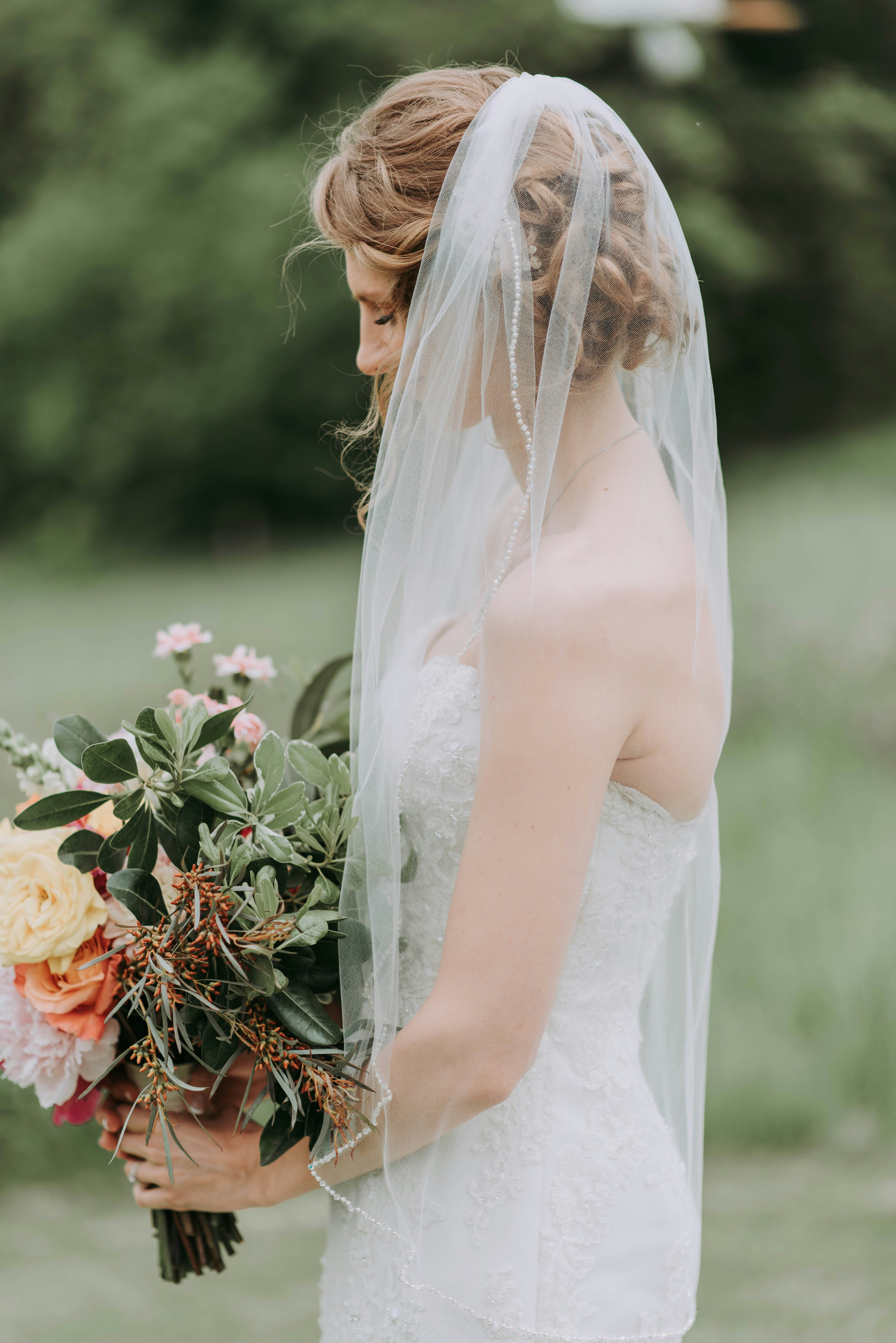 Mariée tenant un bouquet | Source : Unsplash