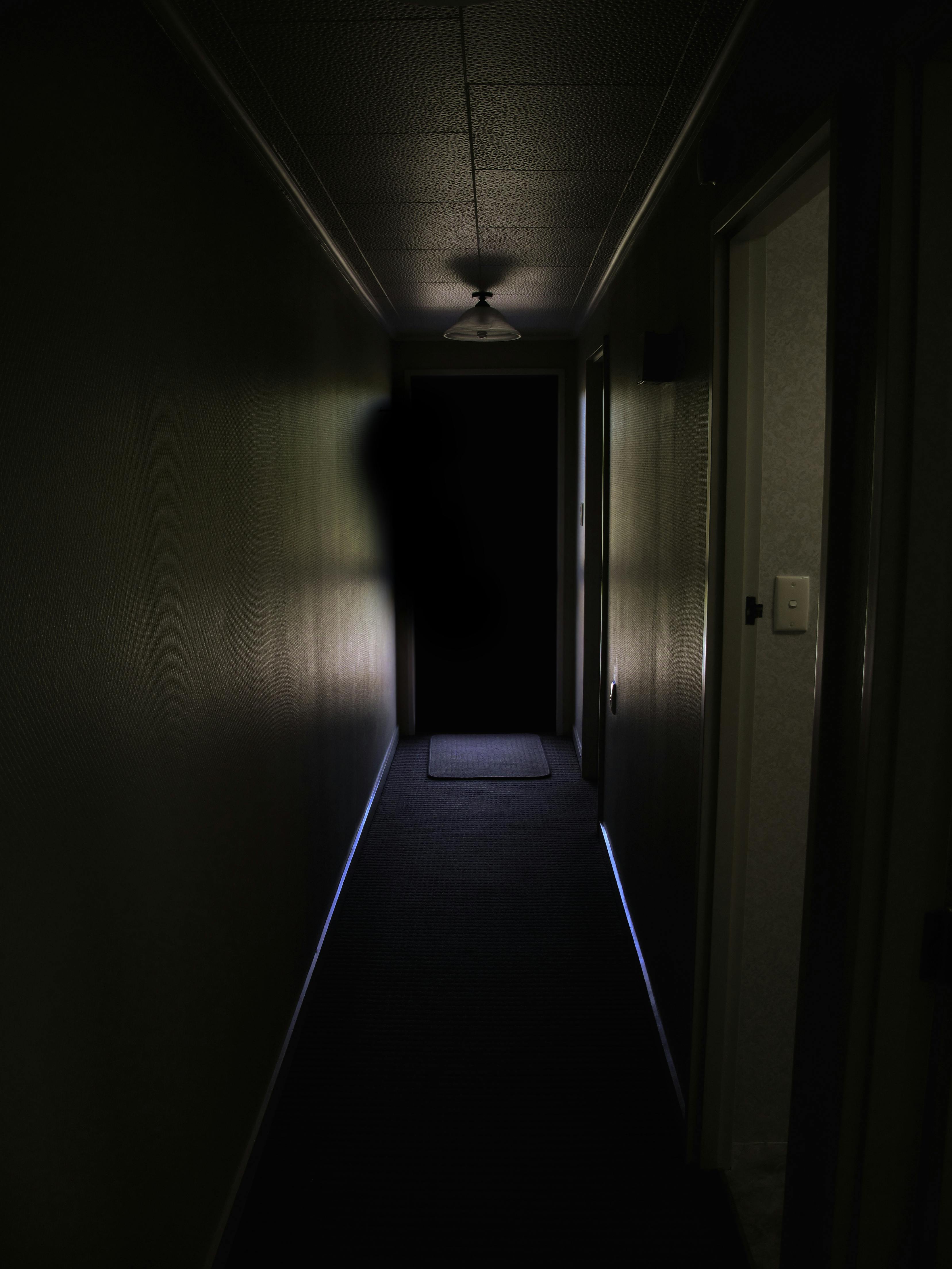 Un couloir sombre la nuit | Source : Pexels