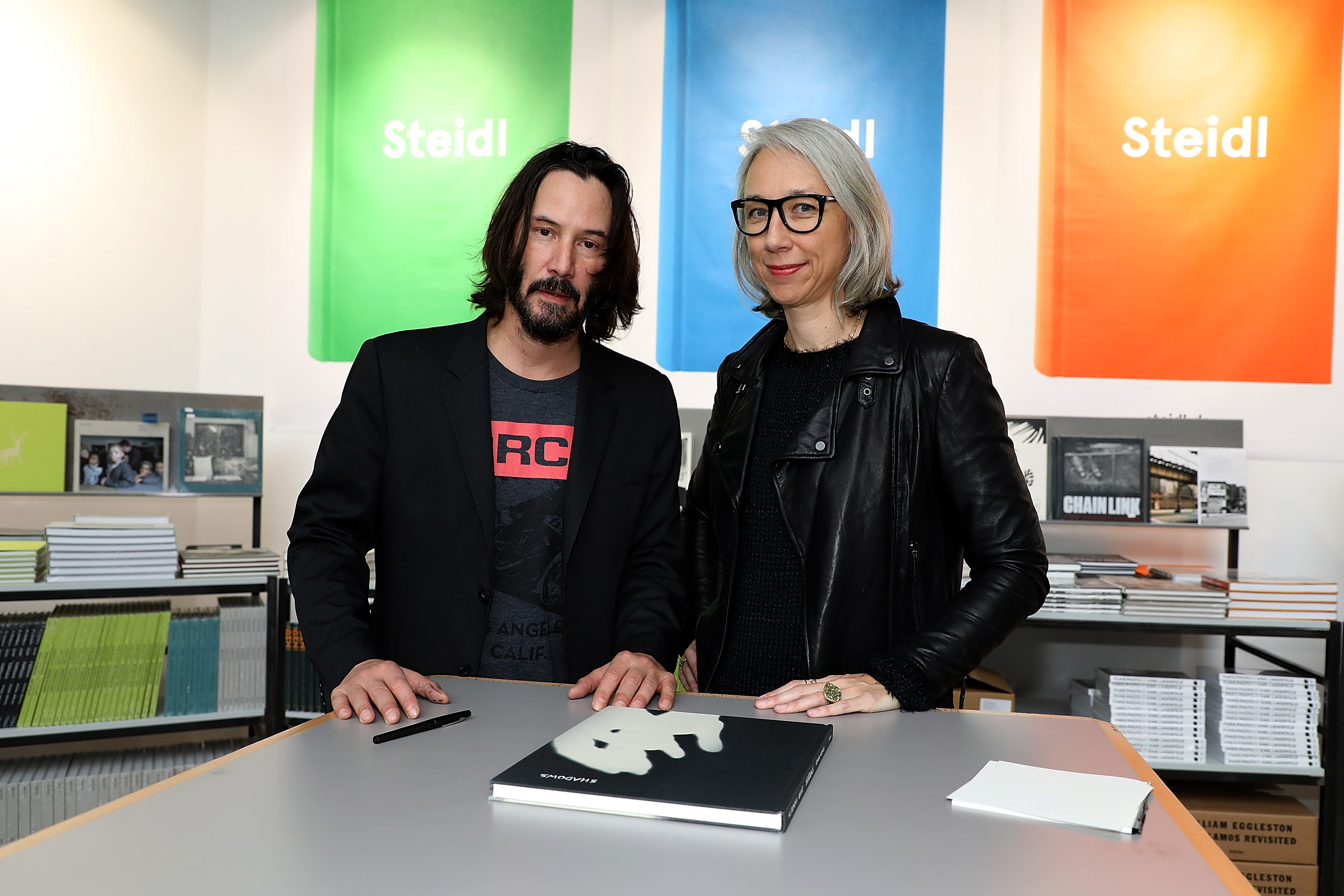 Keanu Reeves et Alexandra Grant posant avec leur livre « Ode to Happiness » au Grand Palais à Paris, France, le 10 novembre 2017. | Source : Getty Images